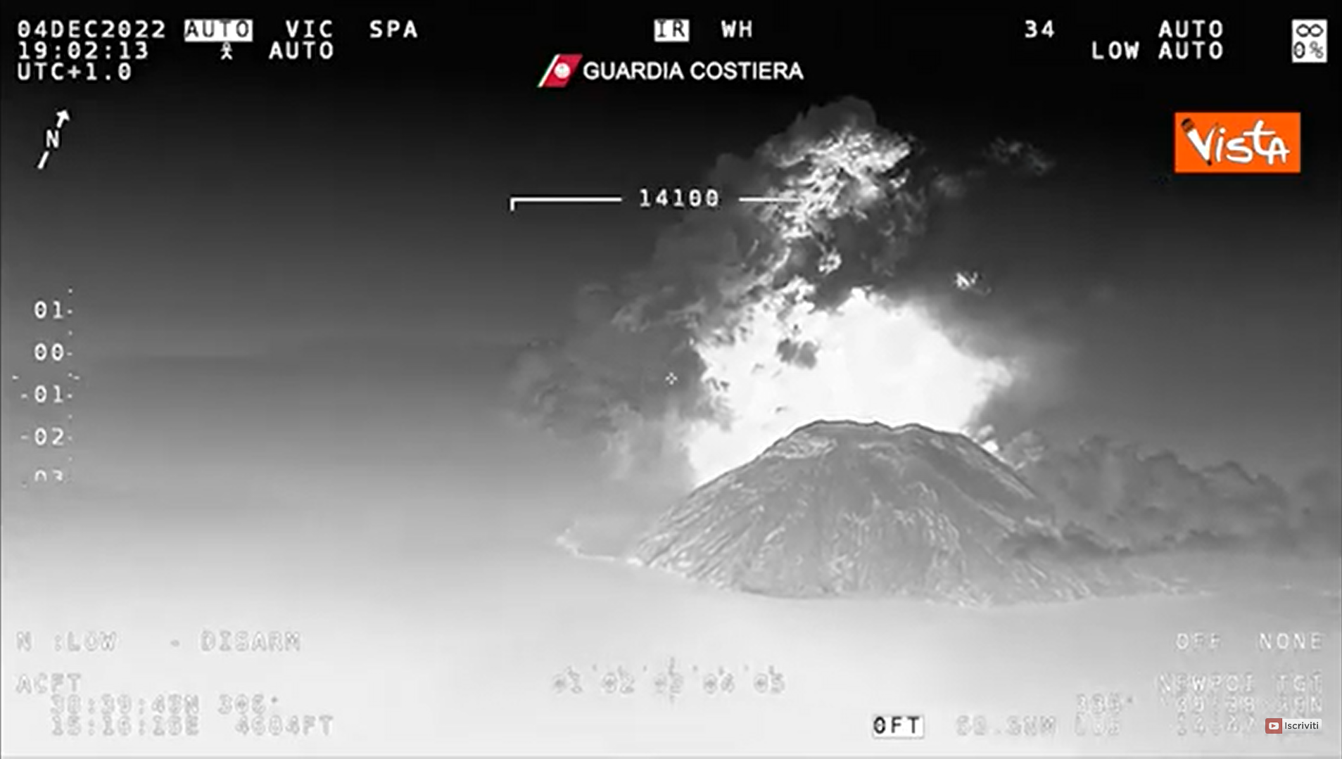 Stromboli, le immagini del vulcano in eruzione da 48 ore riprese dall’aereo della Guardia costiera – Il video
