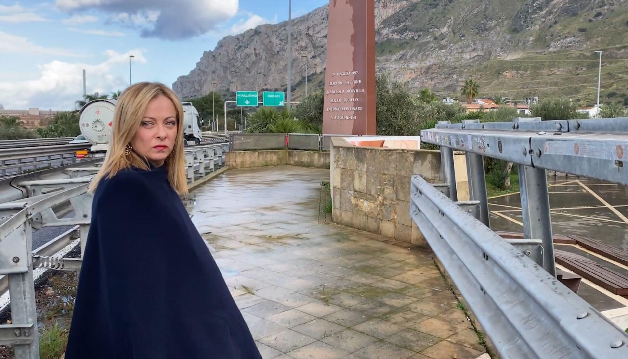 (fotogramma da video) Il presidente del Consiglio Giorgia Meloni durante un minuto di raccoglimento davanti alla stele di Capaci che ricorda le vittime della strage nella quale persero la vita il giudice Giovanni Falcone, la moglie Francesca Morvillo e gli agenti della scorta Rocco Dicillo, Antonio Montinaro e Vito Schifani, Palermo, 16 gennaio 2023.
ANSA/Uff stampa Palazzo Chigi + PRESS OFFICE, HANDOUT PHOTO, NO SALES, EDITORIAL USE ONLY + NPK