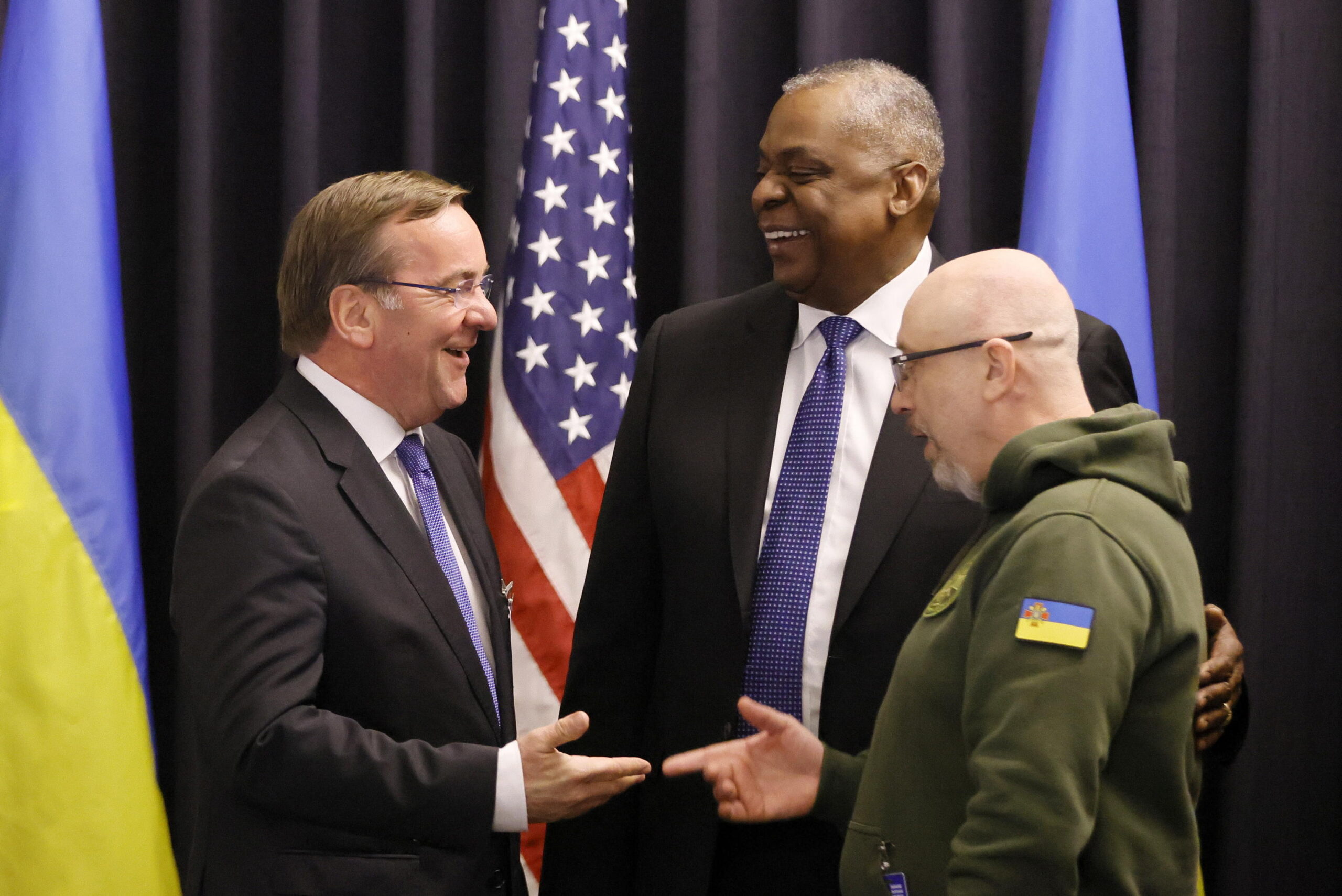 epa10417501 U.S. Secretary of Defense Lloyd J. Austin III (C), Ukrainian Defense Minister Oleksii Reznikov (R) and German Defence Minister Boris Pistorius (L) during the third meeting of Ukraine Defense Contact Group at the US Air Base in Ramstein, Germany, 20 January 2023. The US Secretary of Defense Austin has invited Ministers of Defense and senior military officials from around the world to Ramstein to discuss the ongoing crisis in Ukraine and various security issues facing US allies and partners.  EPA/RONALD WITTEK