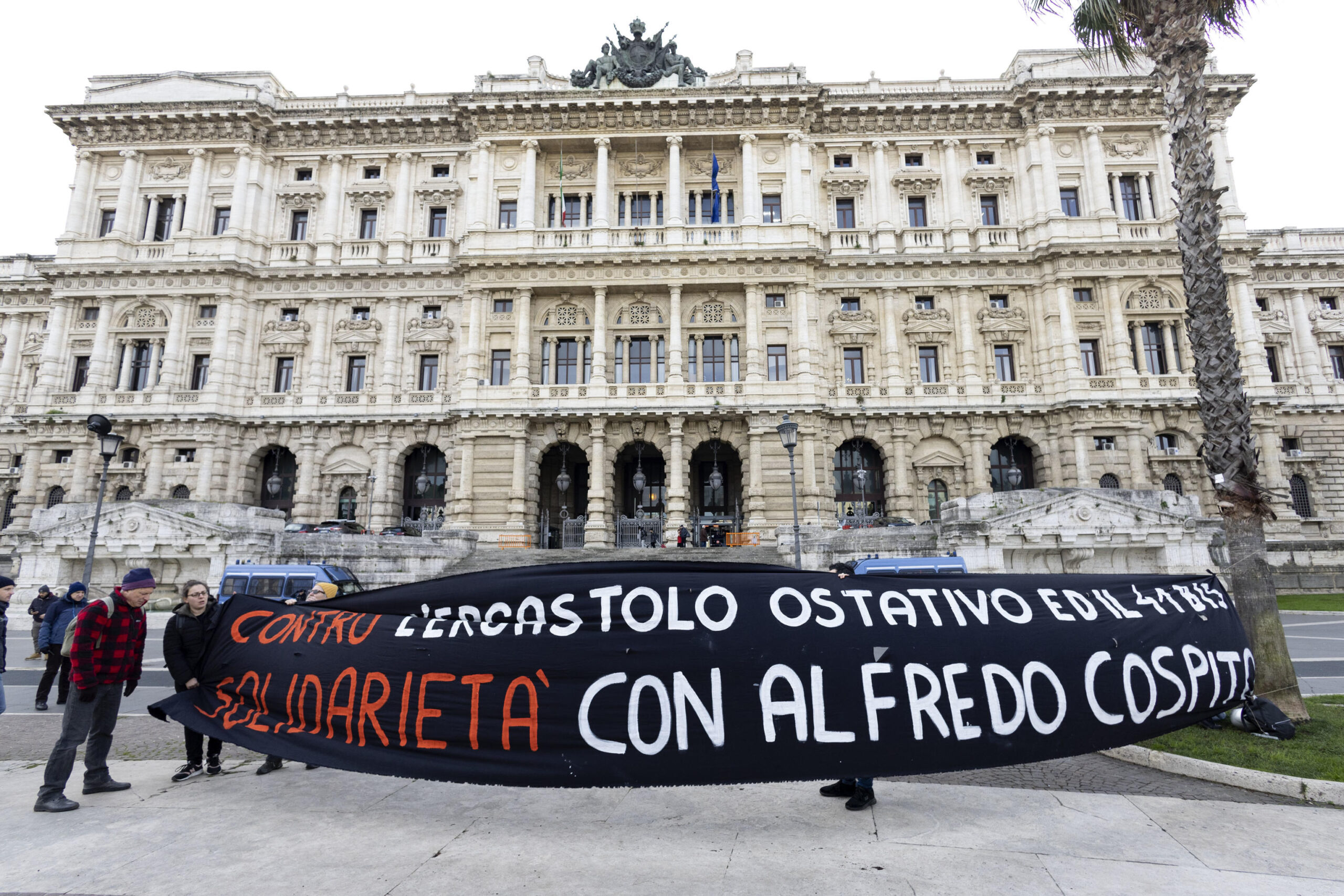 Alfredo Cospito “peggiora è molto debole e usa la sedia a rotelle”