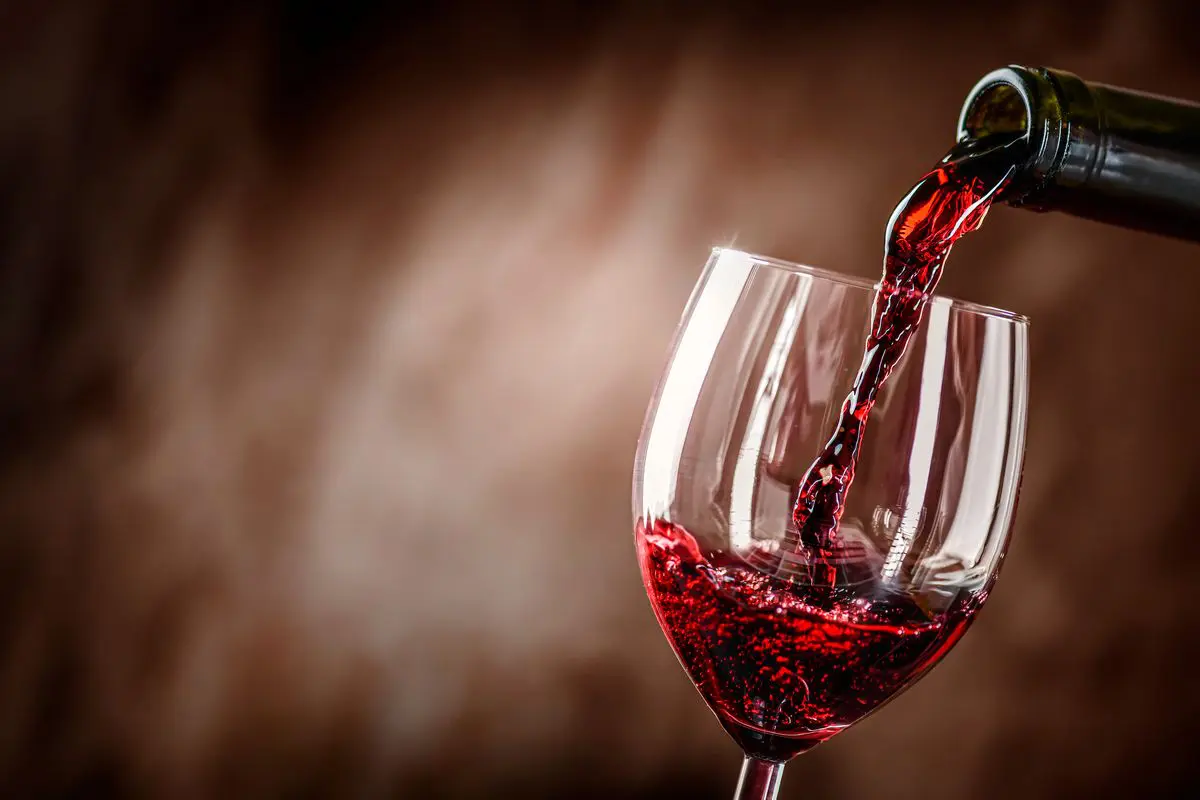 Un bicchiere di vino fa male alla salute? L'epatologo Testino: «Sbaglia chi  banalizza. Le etichette con i rischi opportune anche in Italia» -  L'intervista - Open