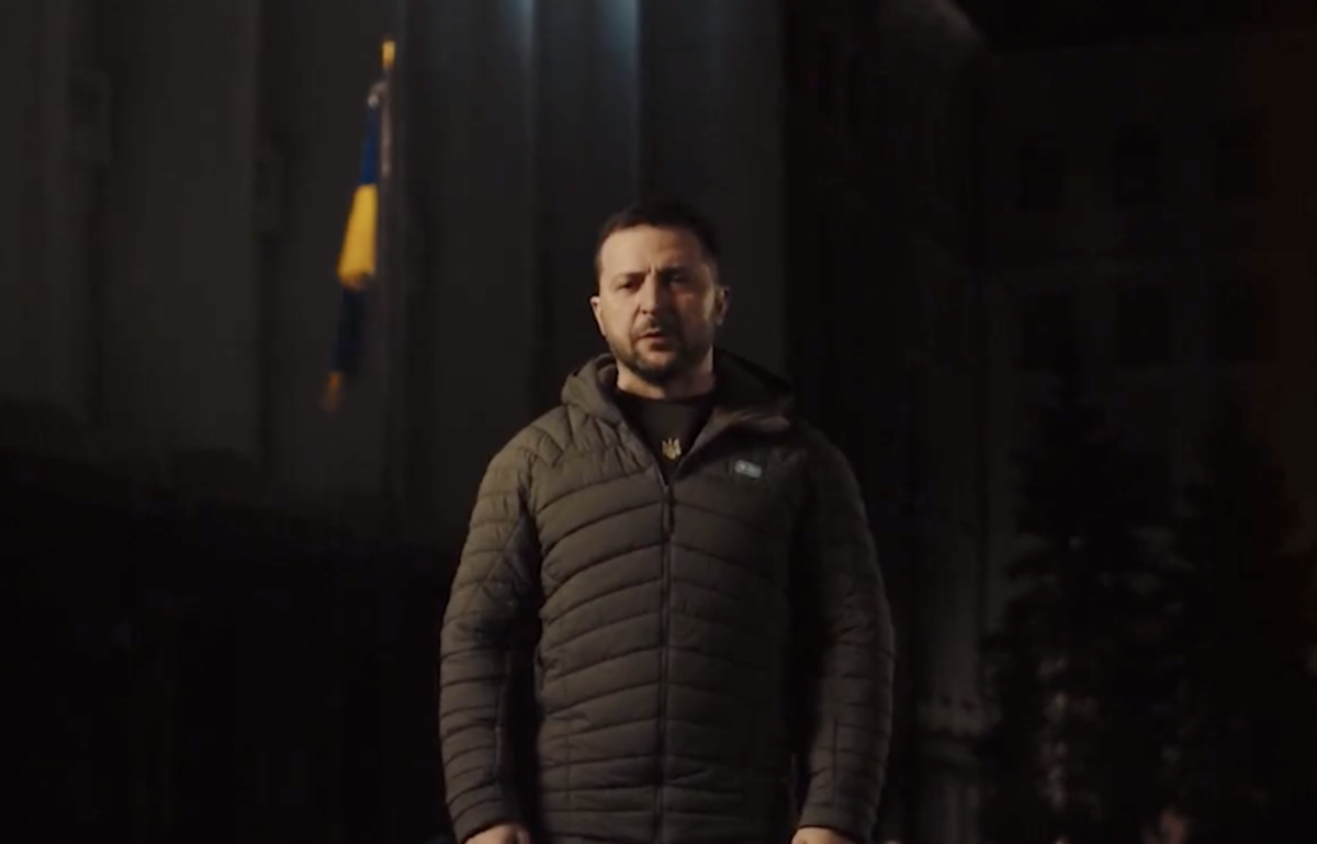 Zelensky riavvolge il nastro del 2022: «Abbiamo superato ogni paura. Ora la vittoria» – Il video