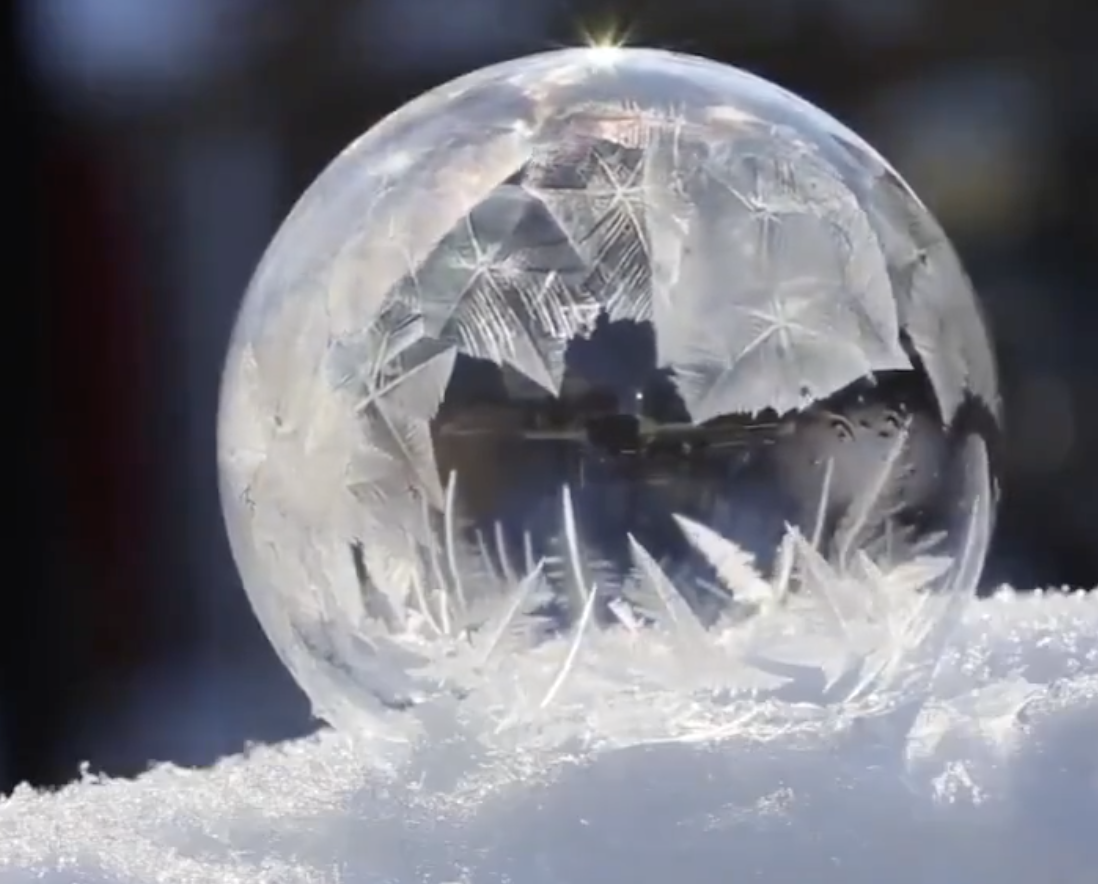 Lo spettacolo delle bolle di sapone che si ghiacciano: qual è l’origine di questi video virali?