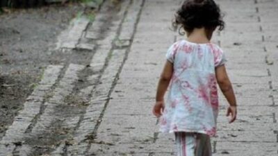 bambina 4 anni passeggia strada genzano