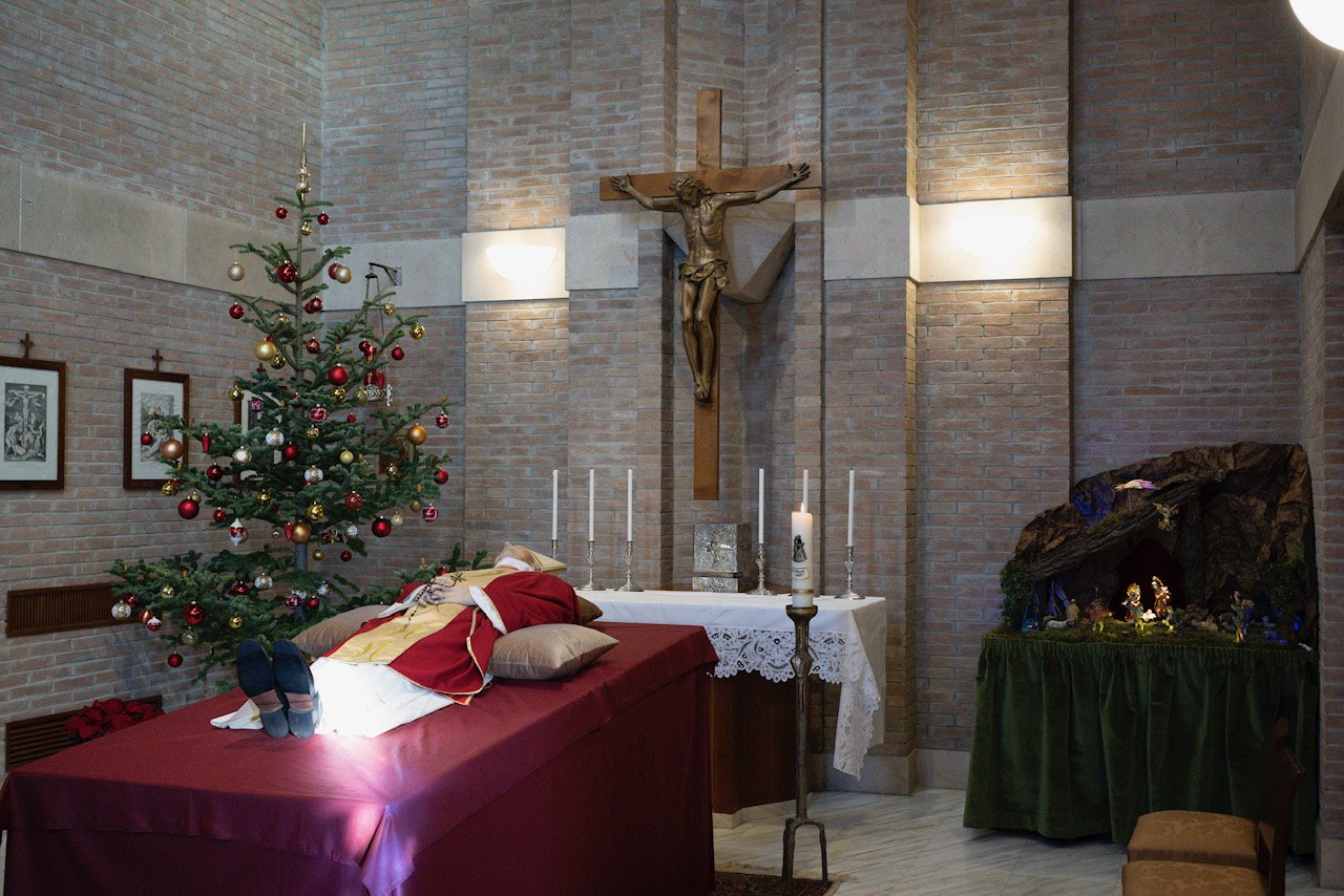 benedetto xvi salma esposizione san pietro