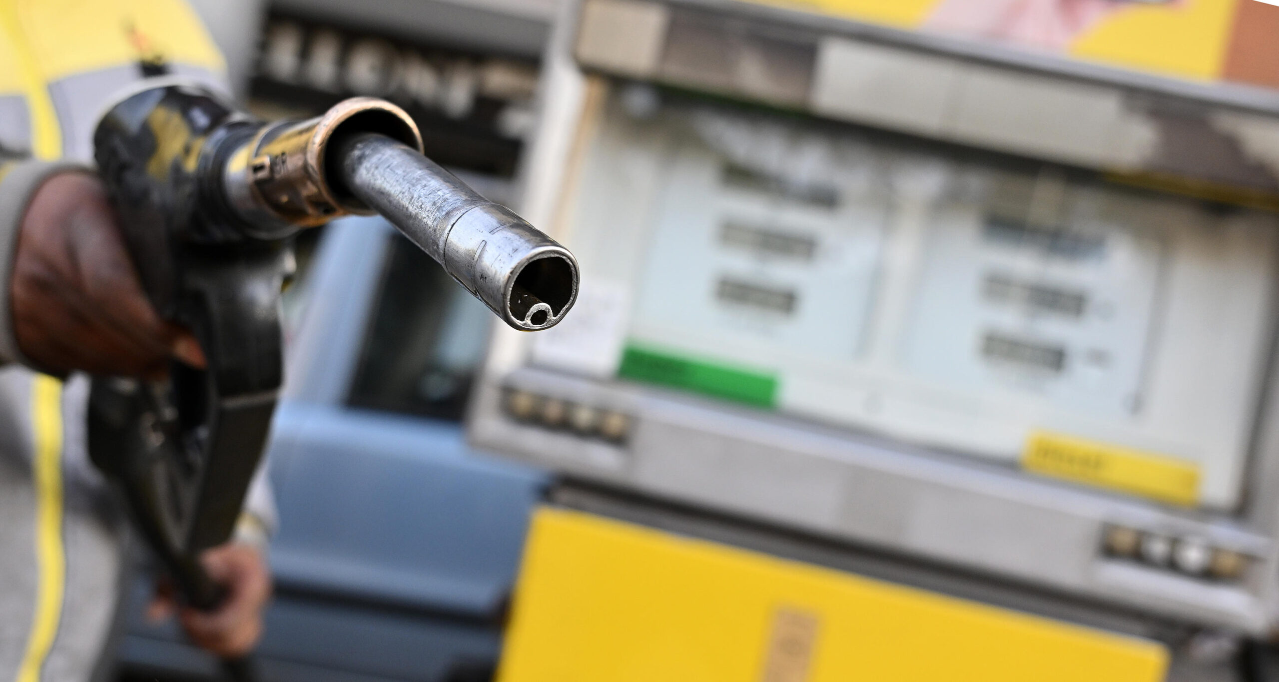 Nuova stangata all’orizzonte su diesel e benzina, scatta l’embargo con la Russia: cosa succede ora ai prezzi