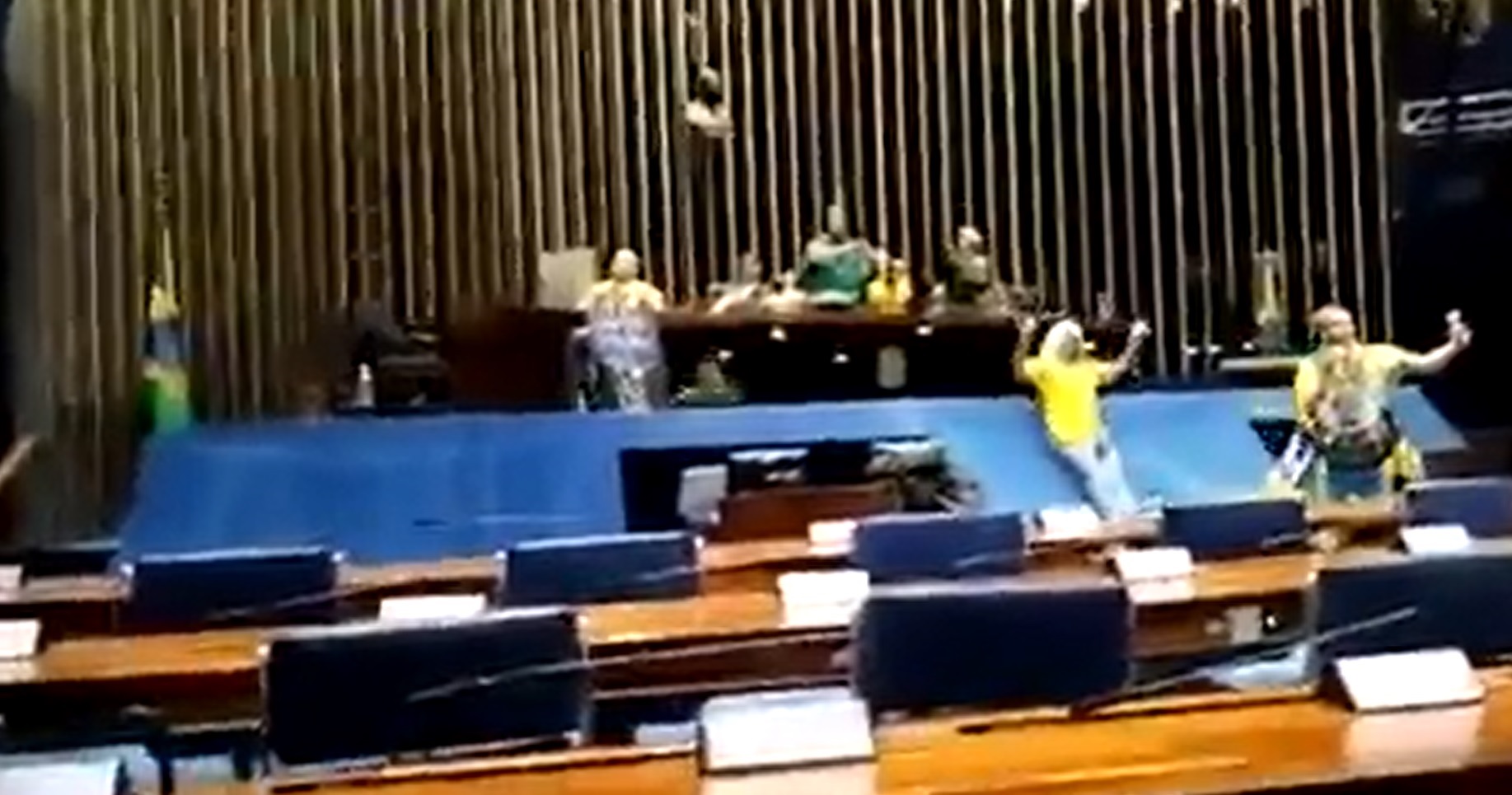 Brasilia, bastoni contro i vetri, seggi distrutti e scivoli dalle scrivanie: il delirio dei bolsonaristi dentro il Congresso nazionale – I video