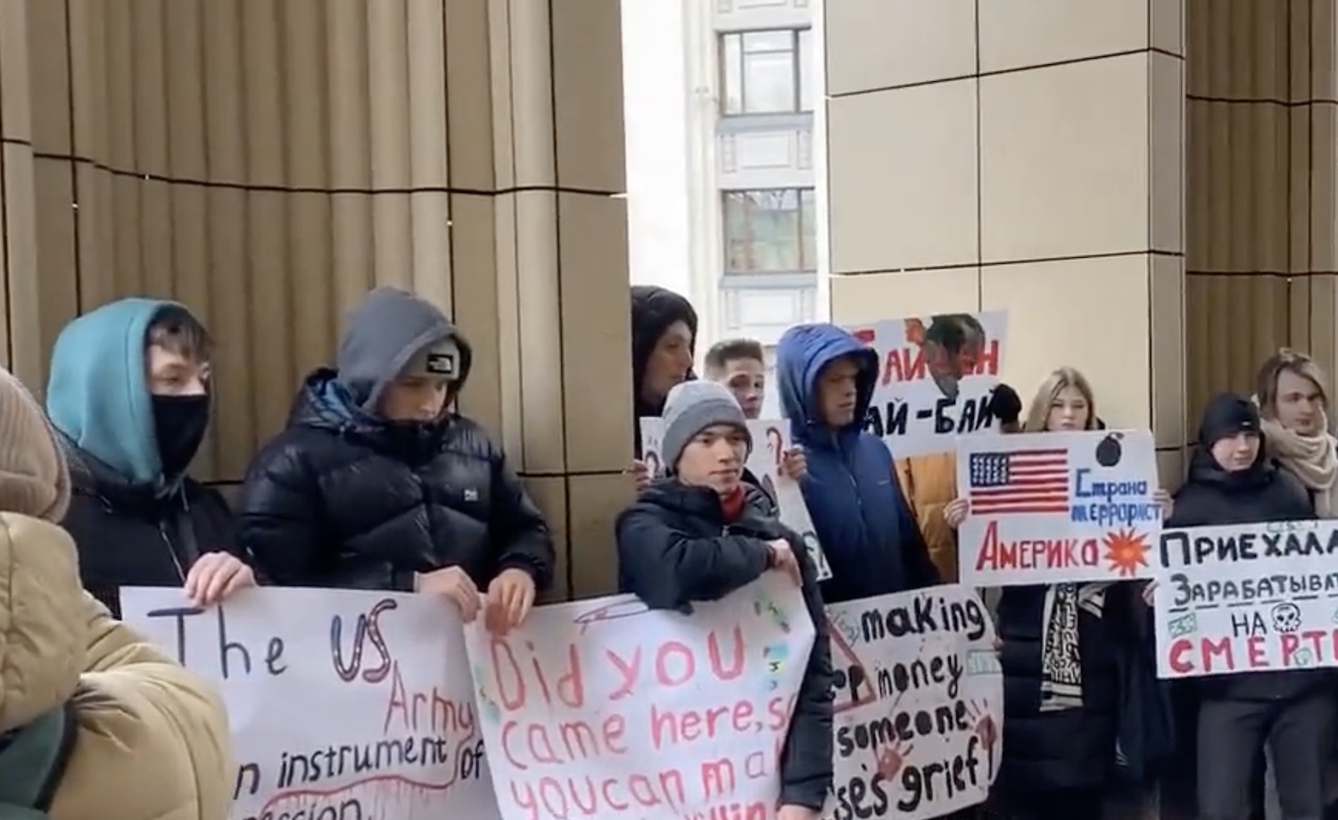 «Usa paese terrorista», l’accoglienza all’ambasciatrice americana a Mosca prima di vedere Lavrov – Il video