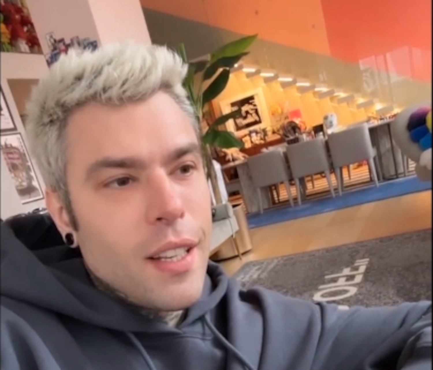 Anche Fedez a Sanremo, ma su un altro palco. L’ironia sulla Rai: «Cosa farò? Magari come al Concertone del 1 maggio…» – Il video
