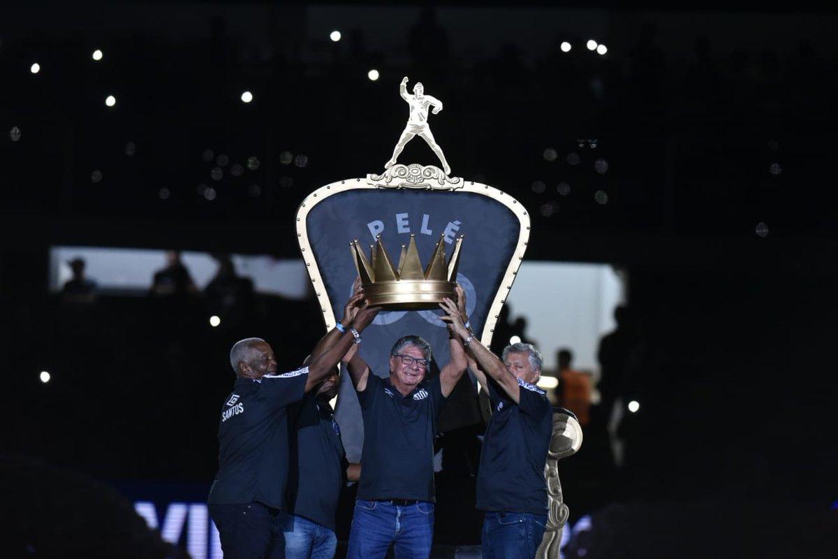 Il trono e la corona per O Rei: il Santos incorona Pelè, l’omaggio della squadra e dei tifosi – I video e le foto