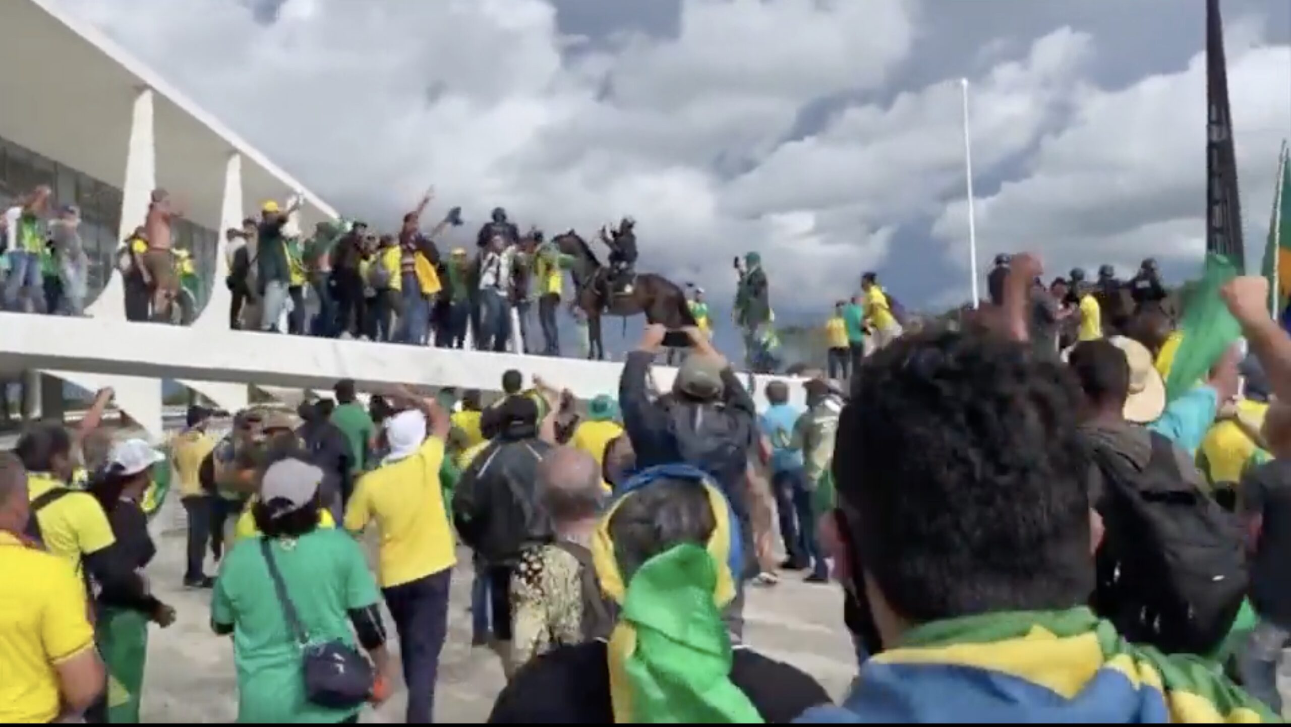 Assalto a Planalto, i bolsonaristi aggrediscono un poliziotto a cavallo con bastoni e spranghe – Il video