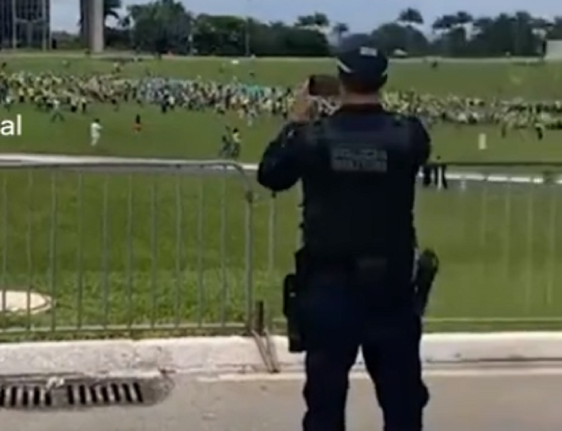 Brasilia, mentre i bolsonaristi assaltano i palazzi la polizia si gode lo spettacolo filmando con i telefonini – Il video