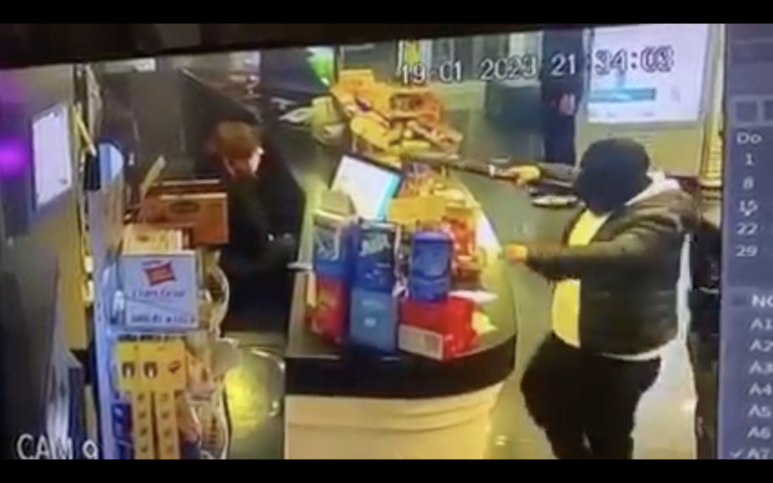 Napoli, rapinano negozi e ristoranti armati di fucili. L’allarme di Borrelli: «Situazione fuori controllo» – Il video
