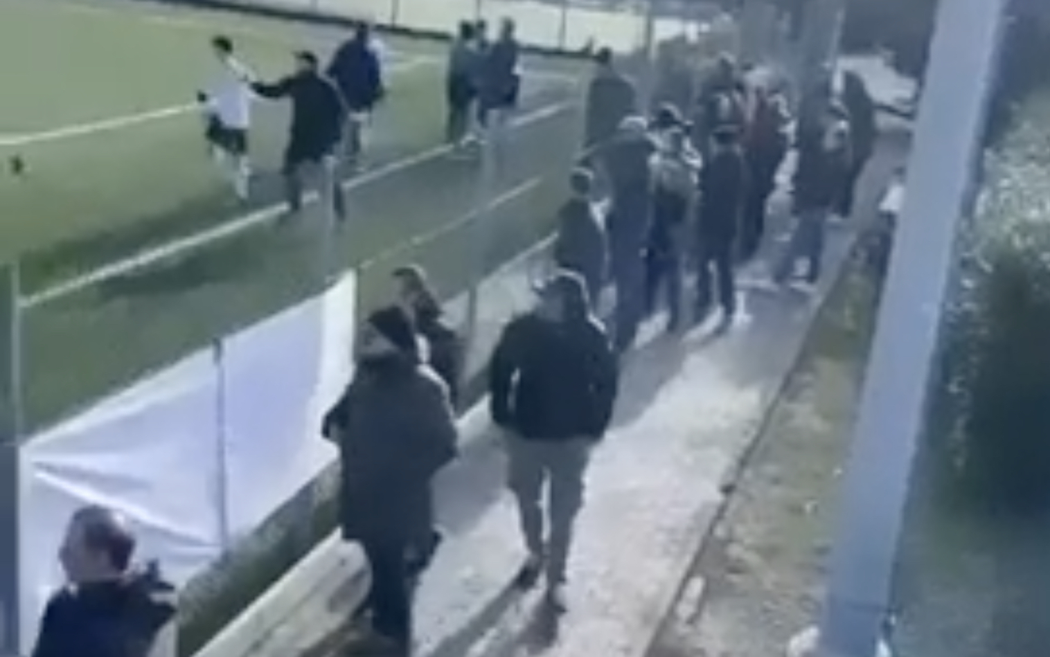 Bergamo, la partita all’oratorio finisce in rissa. E i genitori invadono il campo – Il video