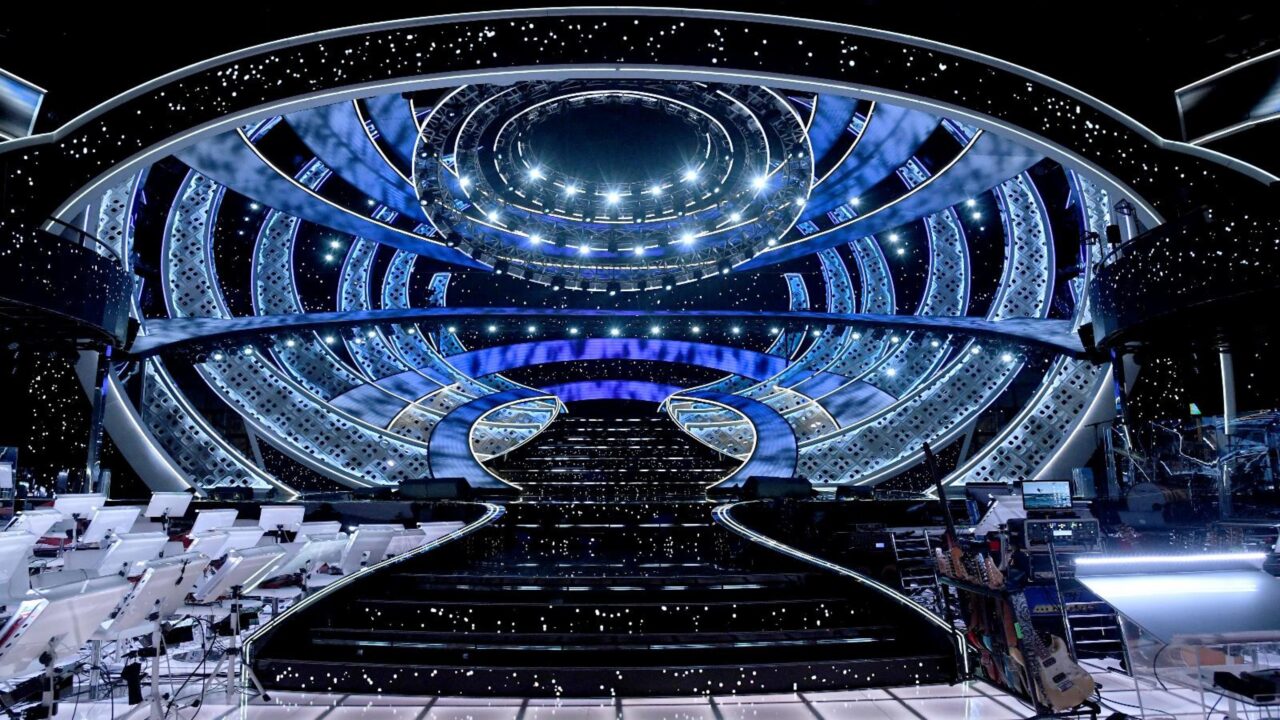 Sanremo 2023, Amadeus svela la scenografia da Fiorello: una grande cupola  sul Teatro Ariston - Il video - Open