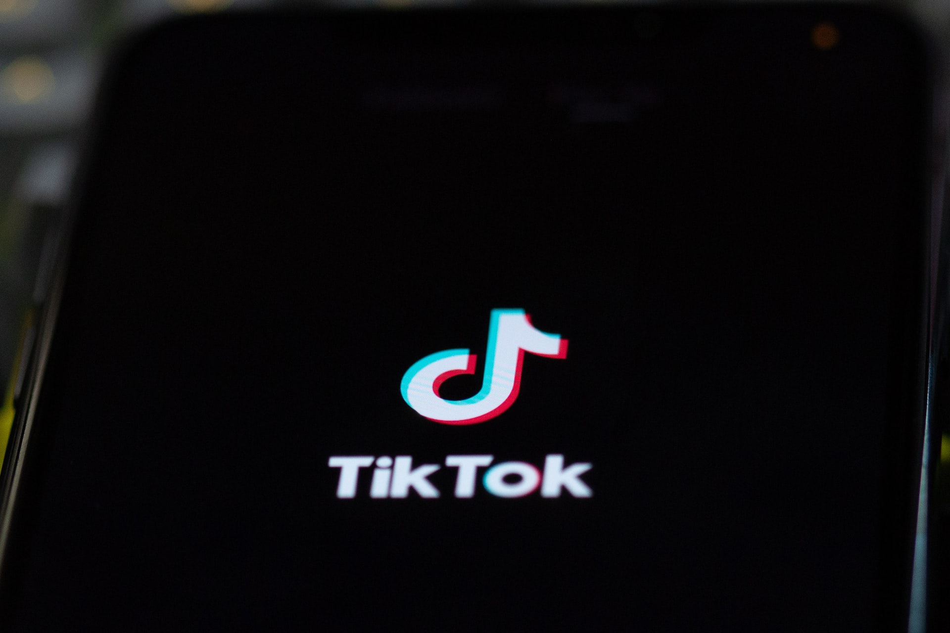 TikTok, la nuova challenge della «cicatrice francese»: i casi in Italia e i rischi che comporta – Il video