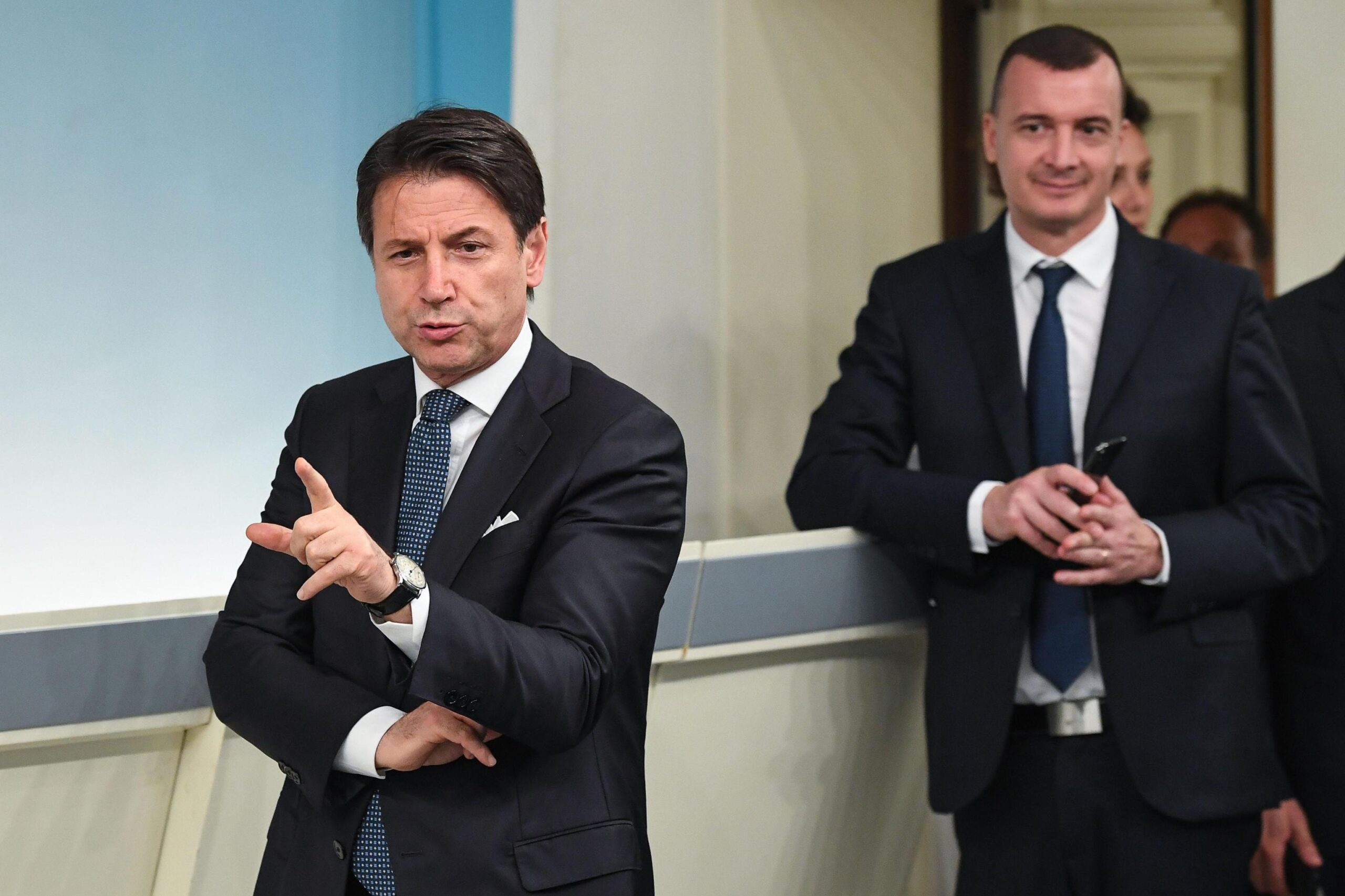 Il presidente del Consiglio Giuseppe Conte in conferenza stampa a Palazzo Chigi al termine di una riunione sulle autonomie, Roma 19 luglio 2019. A destra il portavoce Rocco Casalino. ANSA/ALESSANDRO DI MEO