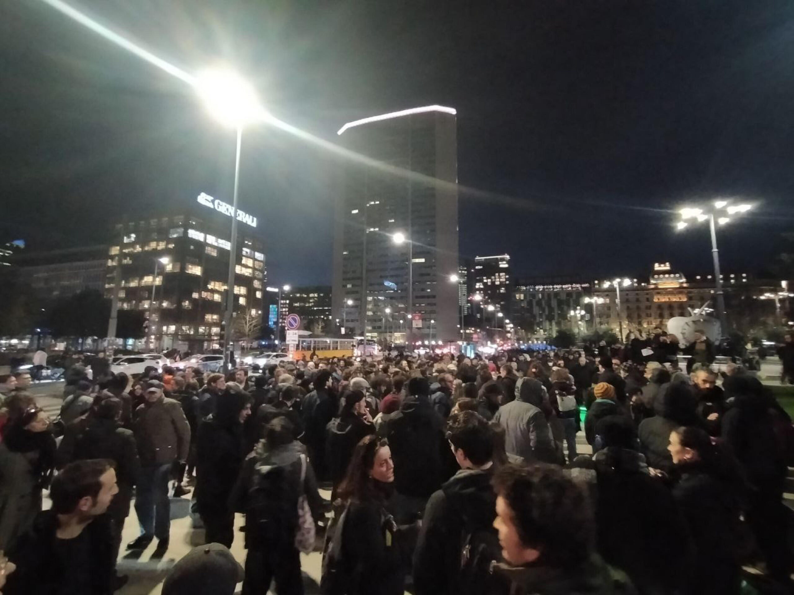 Milano, il presidio anarchico diventa corteo non autorizzato. Slogan per Cospito, ferito un cameraman – Il video