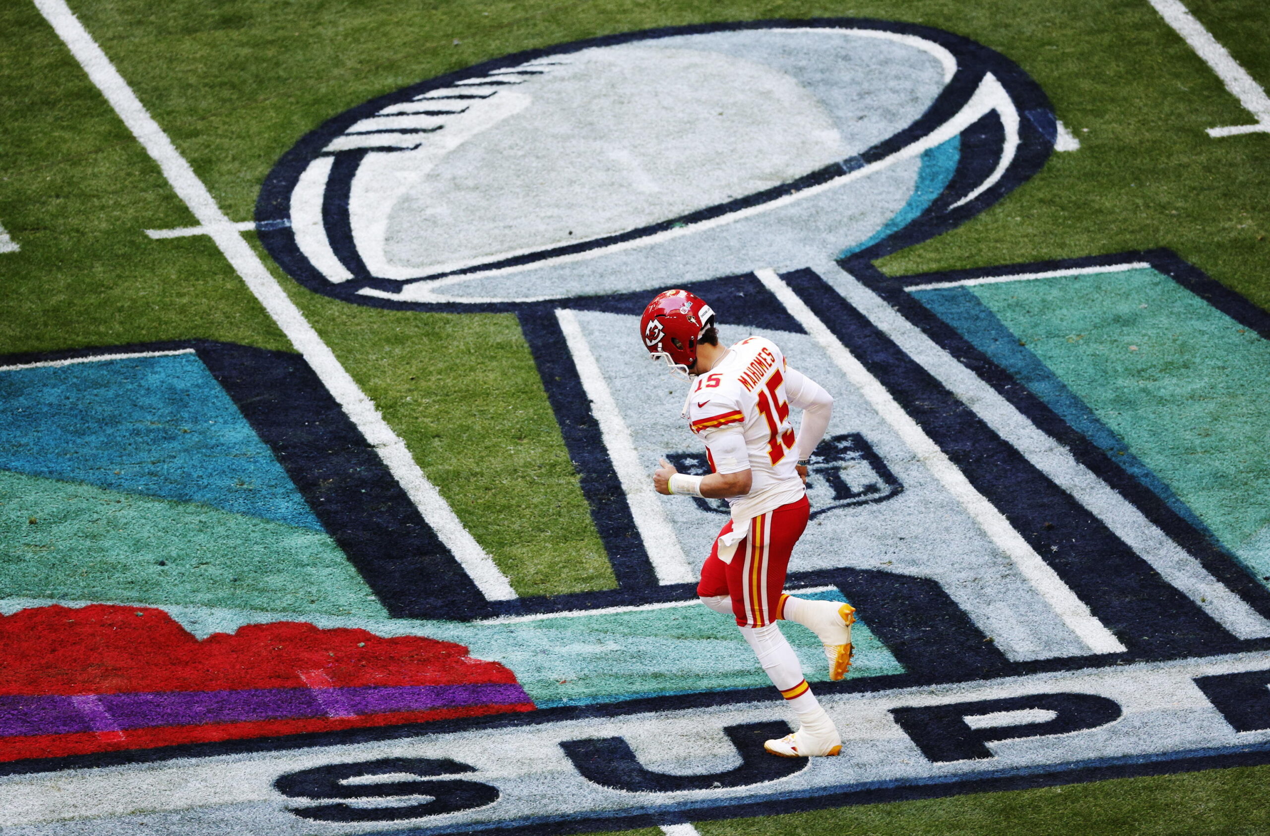 epa10464073 Kansas City Chiefs quarterback Patrick Mahomes runs onto the field for warm ups prior to the start of Super Bowl LVII between the AFC champion Kansas City Chiefs and the NFC champion Philadelphia Eagles at State Farm Stadium in Glendale, Arizona, 12 February 2023. The annual Super Bowl is the Championship game of the NFL between the AFC Champion and the NFC Champion and has been held every year since January of 1967.  EPA/JOHN G. MABANGLO