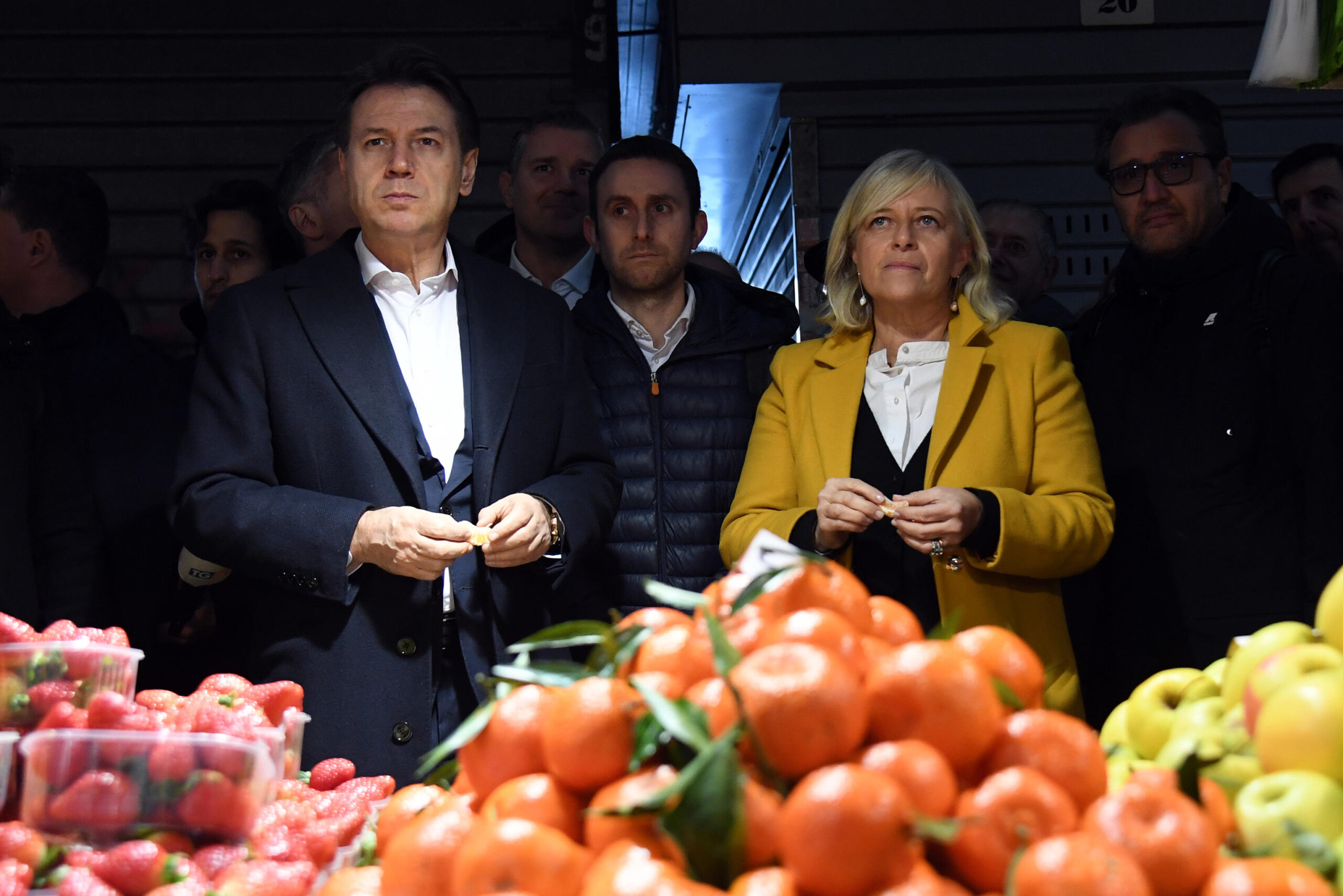 Il leader del Movimento 5 Stelle Giuseppe Conte e la candidata del Movimento 5 Stelle alla Presidenza della Regione Lazio Donatella Bianchi visitano il mercato di Piazza San Giovanni di Dio
Roma, 23 gennaio 2023. 
ANSA/FABIO CIMAGLIA