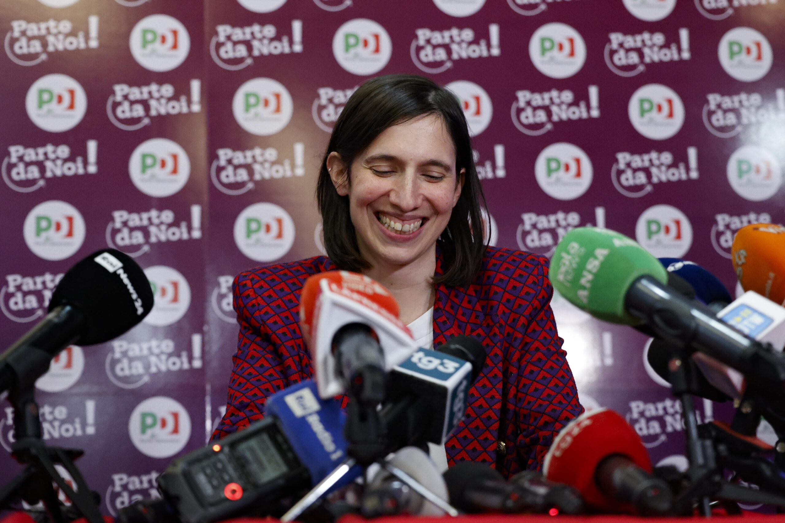 Elly Schlein nella sede del suo comitato elettorale, dopo la comunicazione dei risultati parziali delle primarie del Partito Democratico, Roma, 27 febbraio 2023.
ANSA/FABIO FRUSTACI