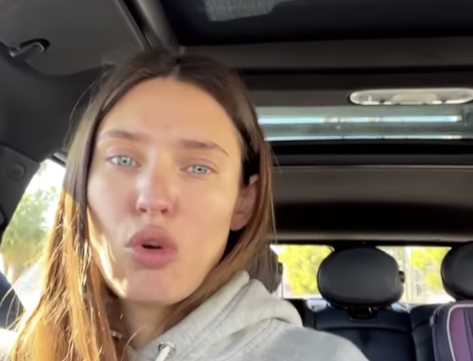 Paura per Bianca Balti a Los Angeles, la modella in lacrime: «Un uomo armato vicino alla scuola di mia figlia…» – Il video