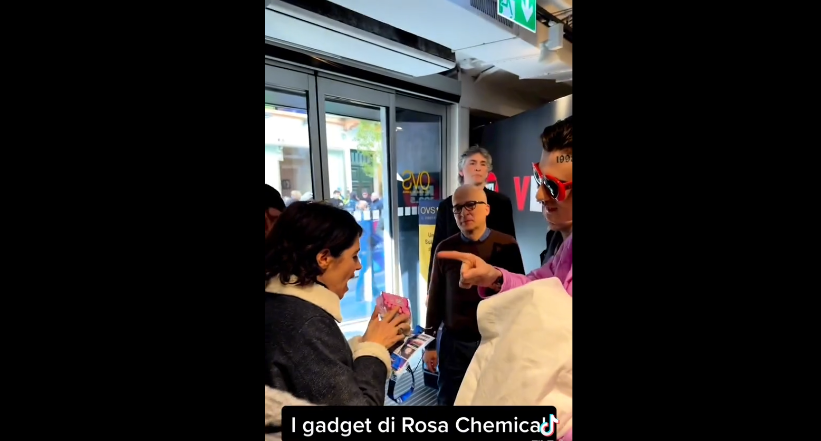 Rosa Chemical, i due regali che spiazzano Giorgia: «Usali prima di salire sul palco» – Il video