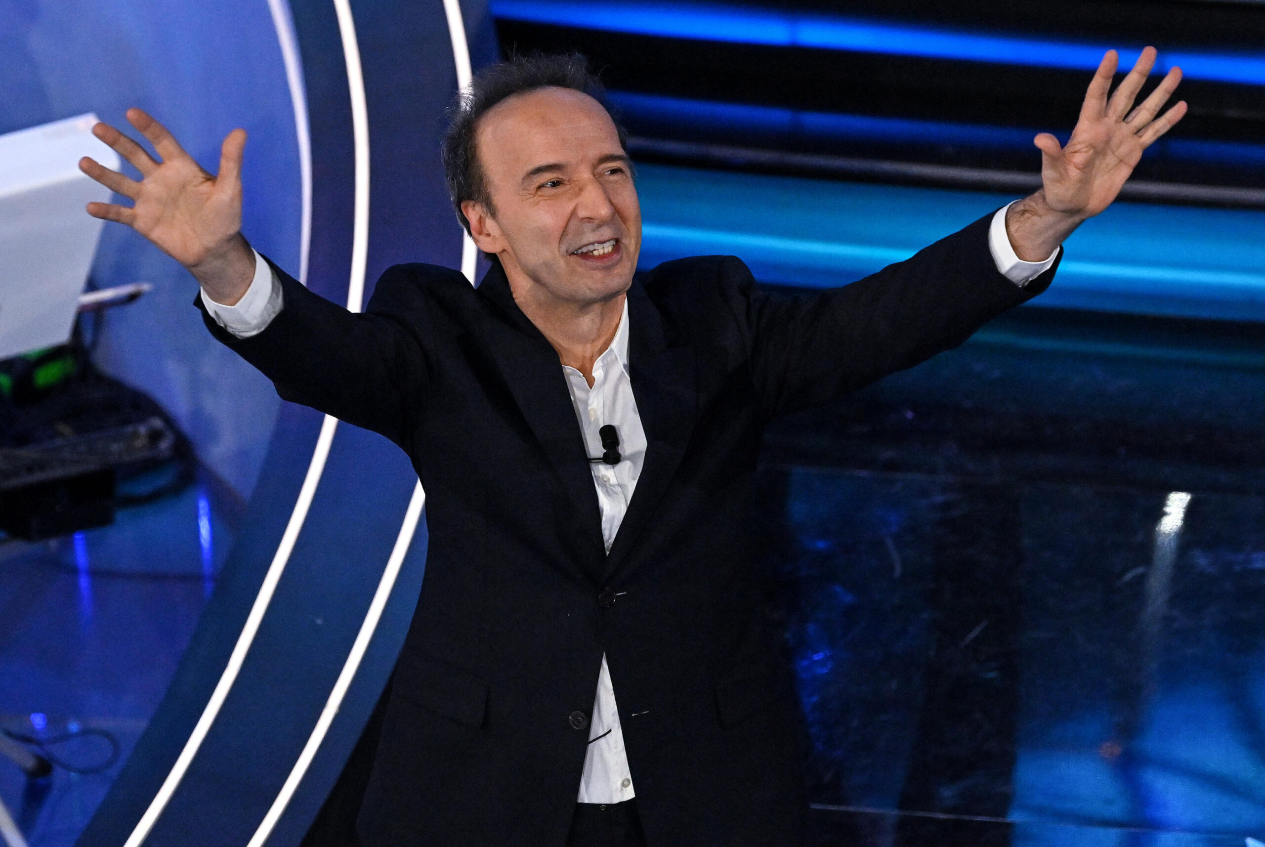 Boom di ascolti per l’Europa di Benigni. Da Dante alla Costituzione, la playlist dei suoi monologhi più amati in tv – I video