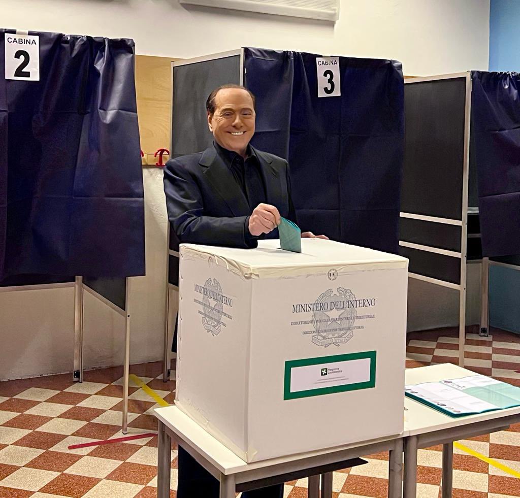 E al seggio Berlusconi striglia anche gli astensionisti: «Chi non vota non è un buon italiano» – Il video