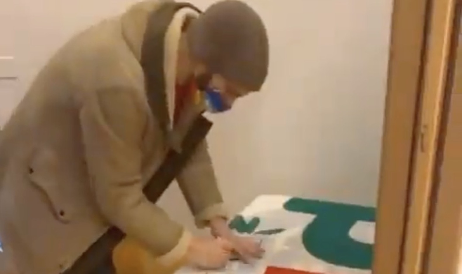 Primarie Pd, la denuncia di un militante di destra: «Ho votato 5 volte per Elly Schlein» – Il video