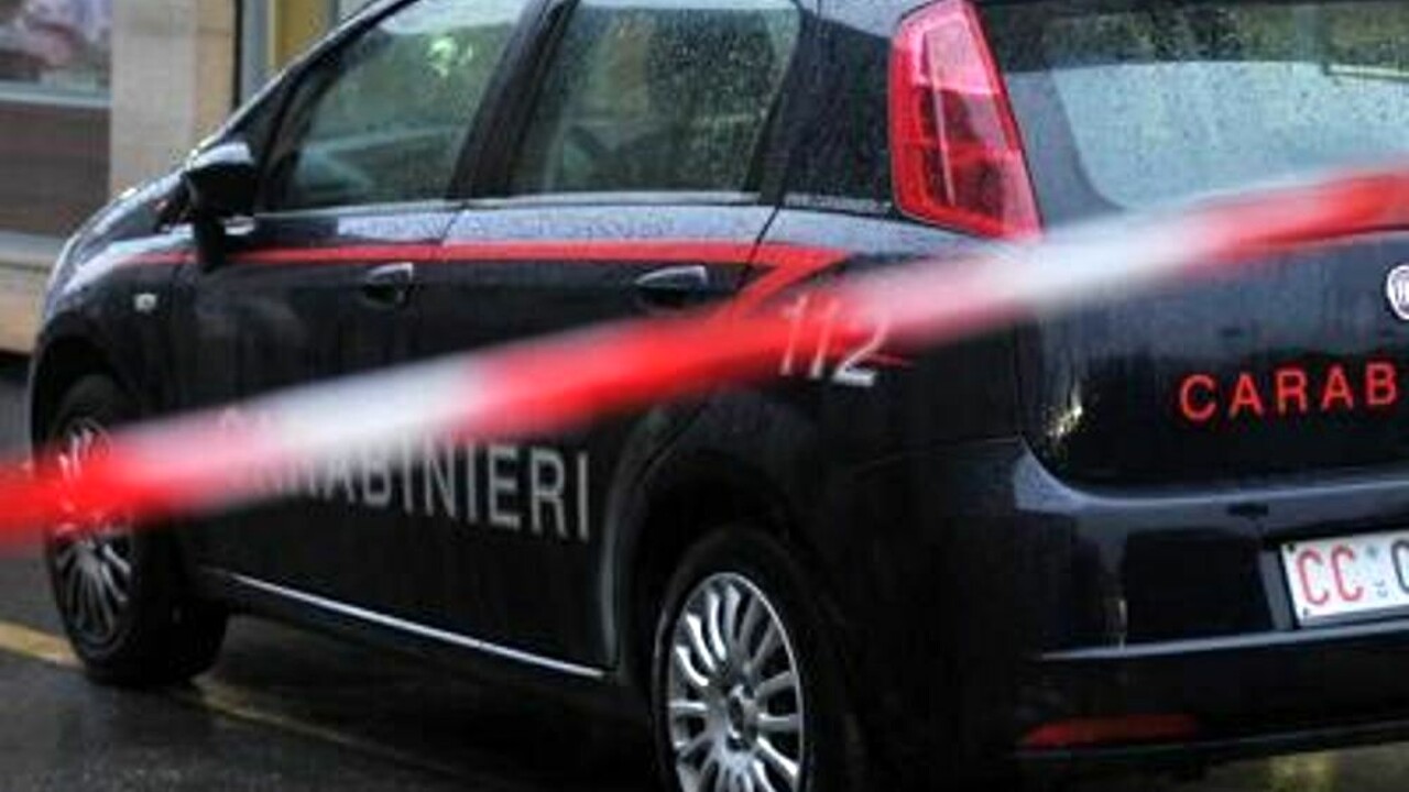 Femmicidio nell’Astigiano, donna uccisa a coltellate: il compagno arrestato ha vegliato il corpo per due giorni