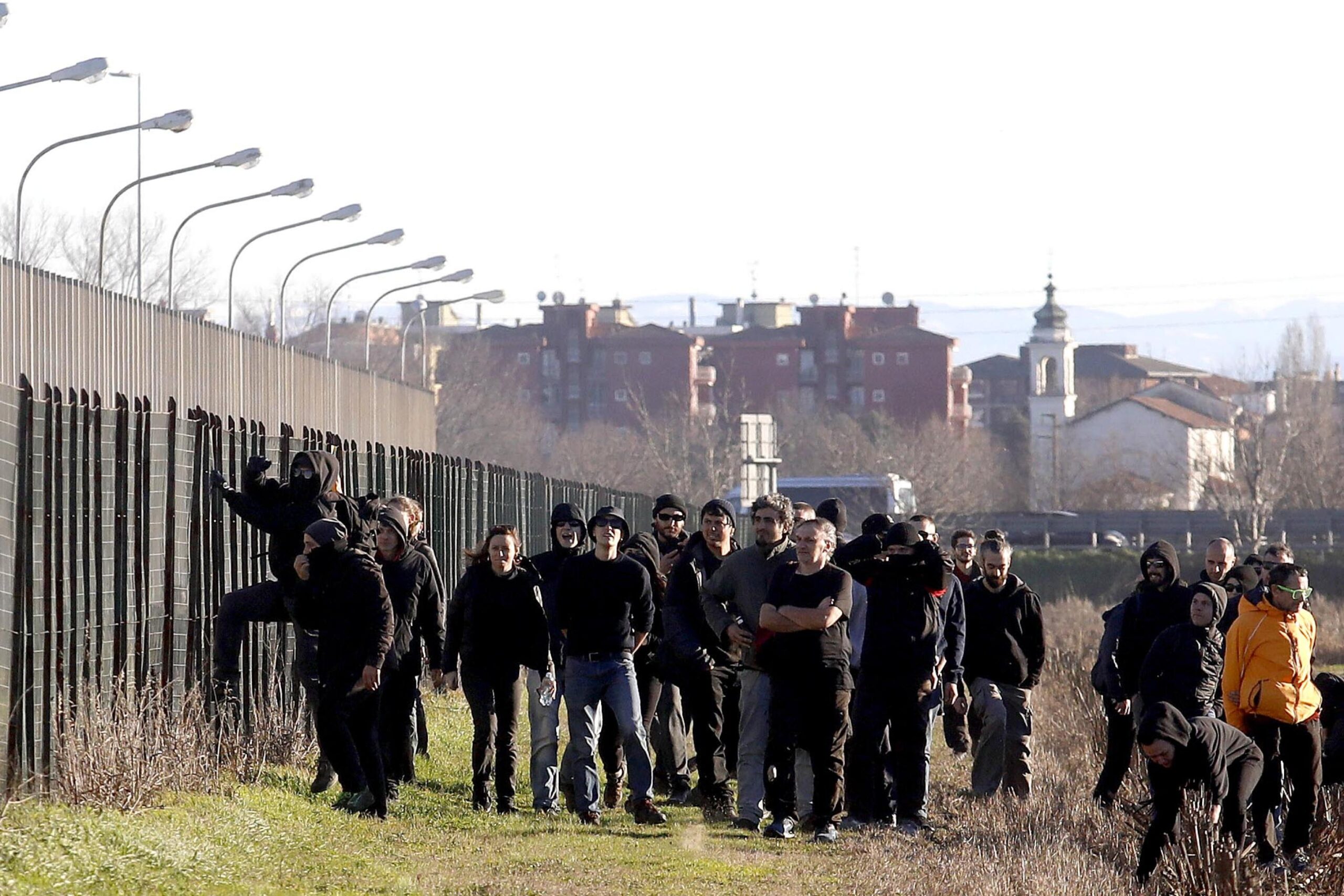 Cospito, la giornata dei cortei anarchici in tutta Italia: «Il 41 bis è tortura». Tafferugli con la polizia a Roma e Milano