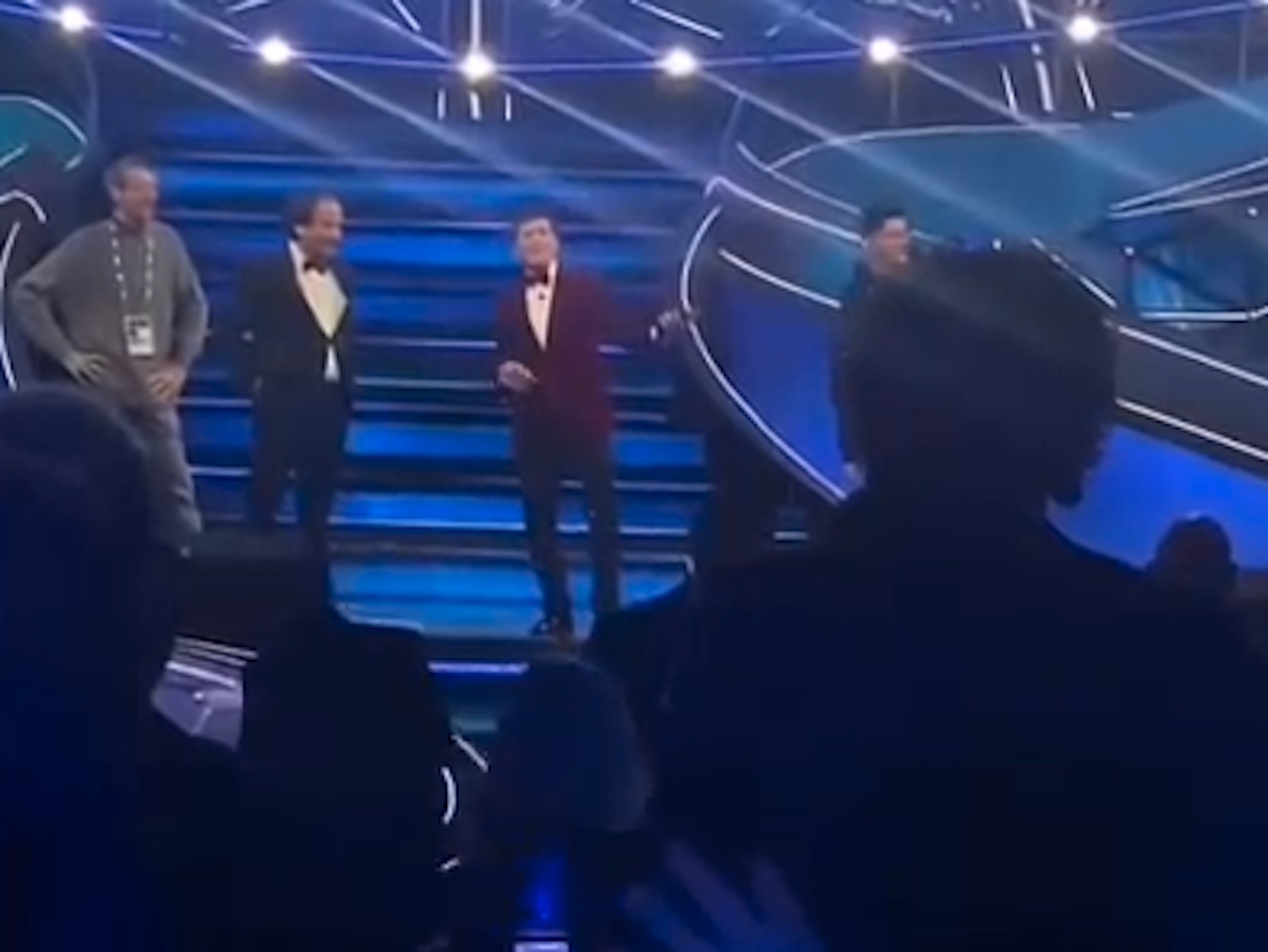 Morandi incontenibile anche all’1 di notte, cosa combina sul palco durante la pubblicità – Il video