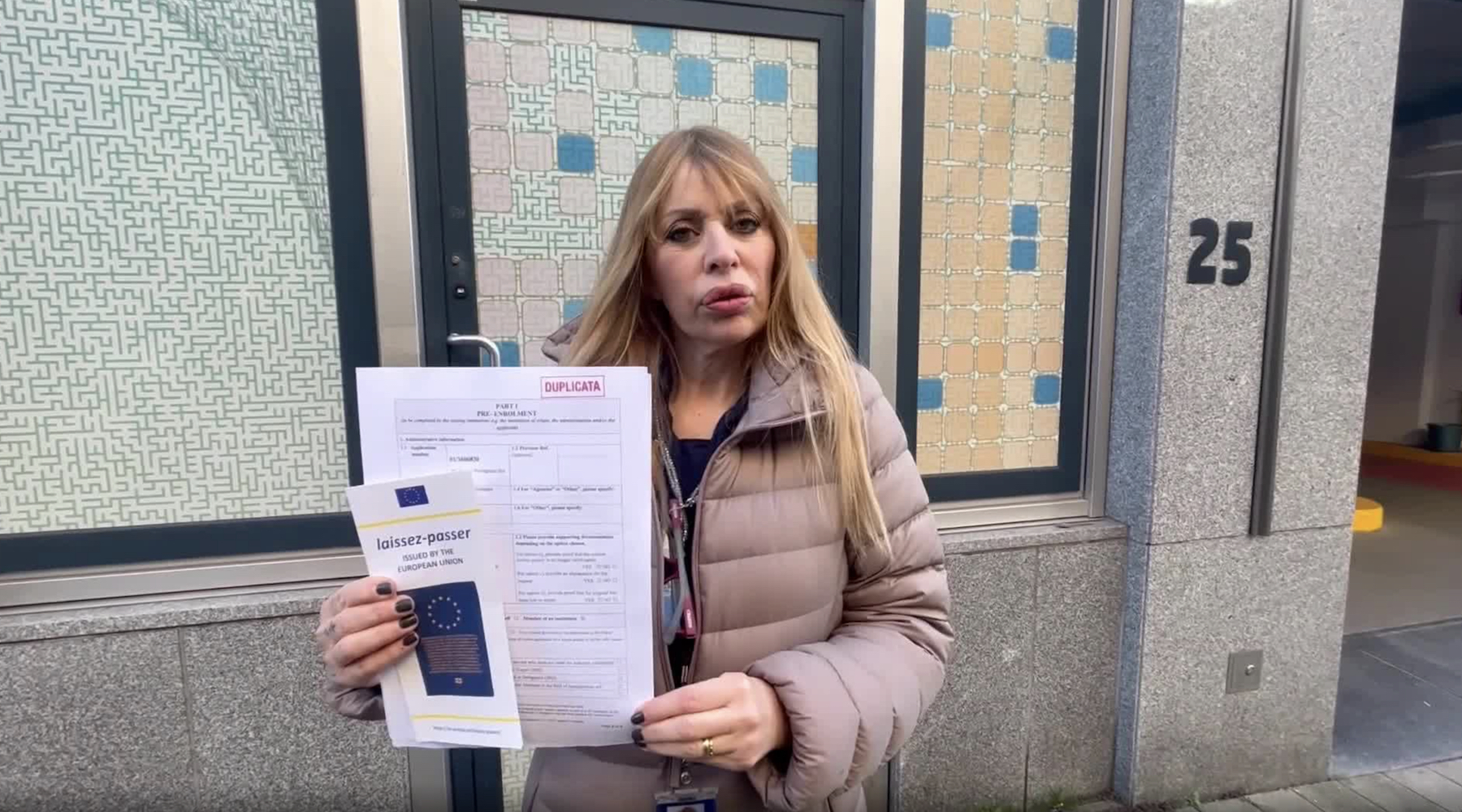 «Si può scegliere solo “uomo” o “donna”, non lo voglio». La protesta di Alessandra Mussolini contro il passaporto per gli eurodeputati – Il video