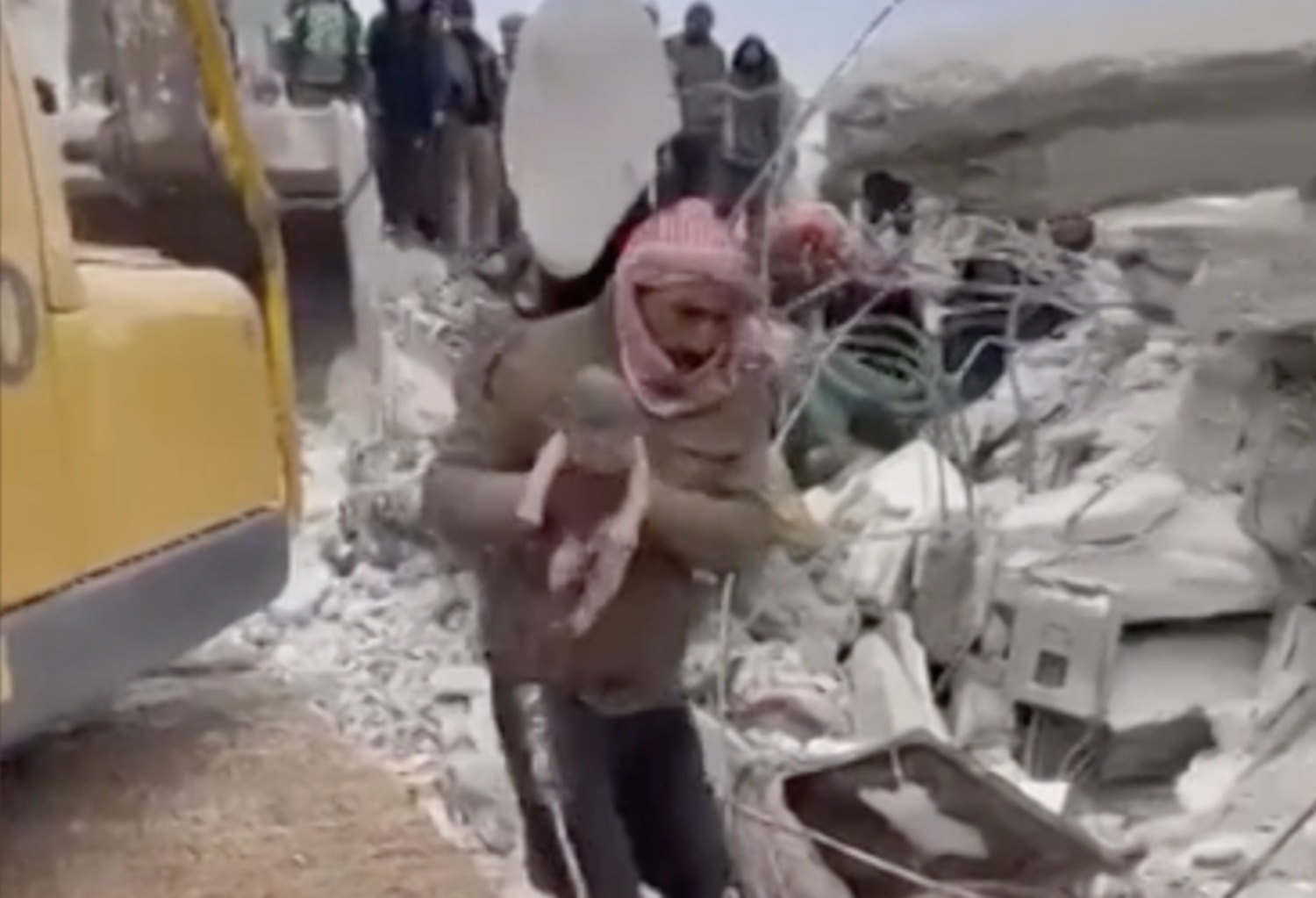 «Abbiamo sentito un vagito…», così è stata salvata la neonata partorita sotto le macerie in Siria – Il video