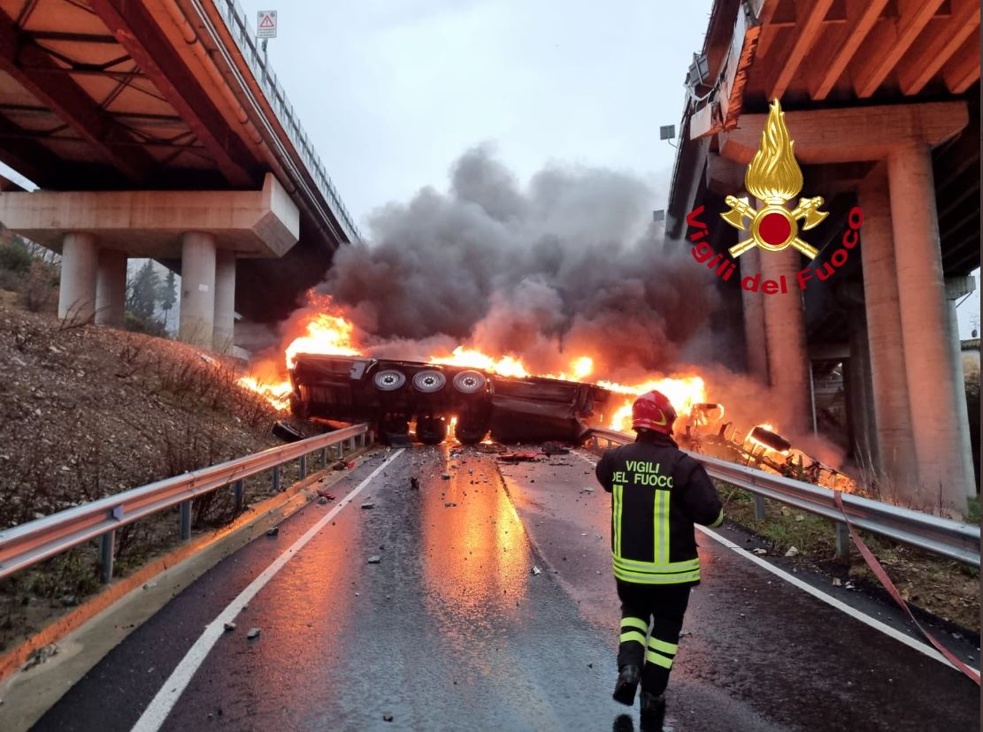 Il tir che sbanda, si incendia e precipita da un viadotto sull’A1 tra Calenzano e Barberino del Mugello