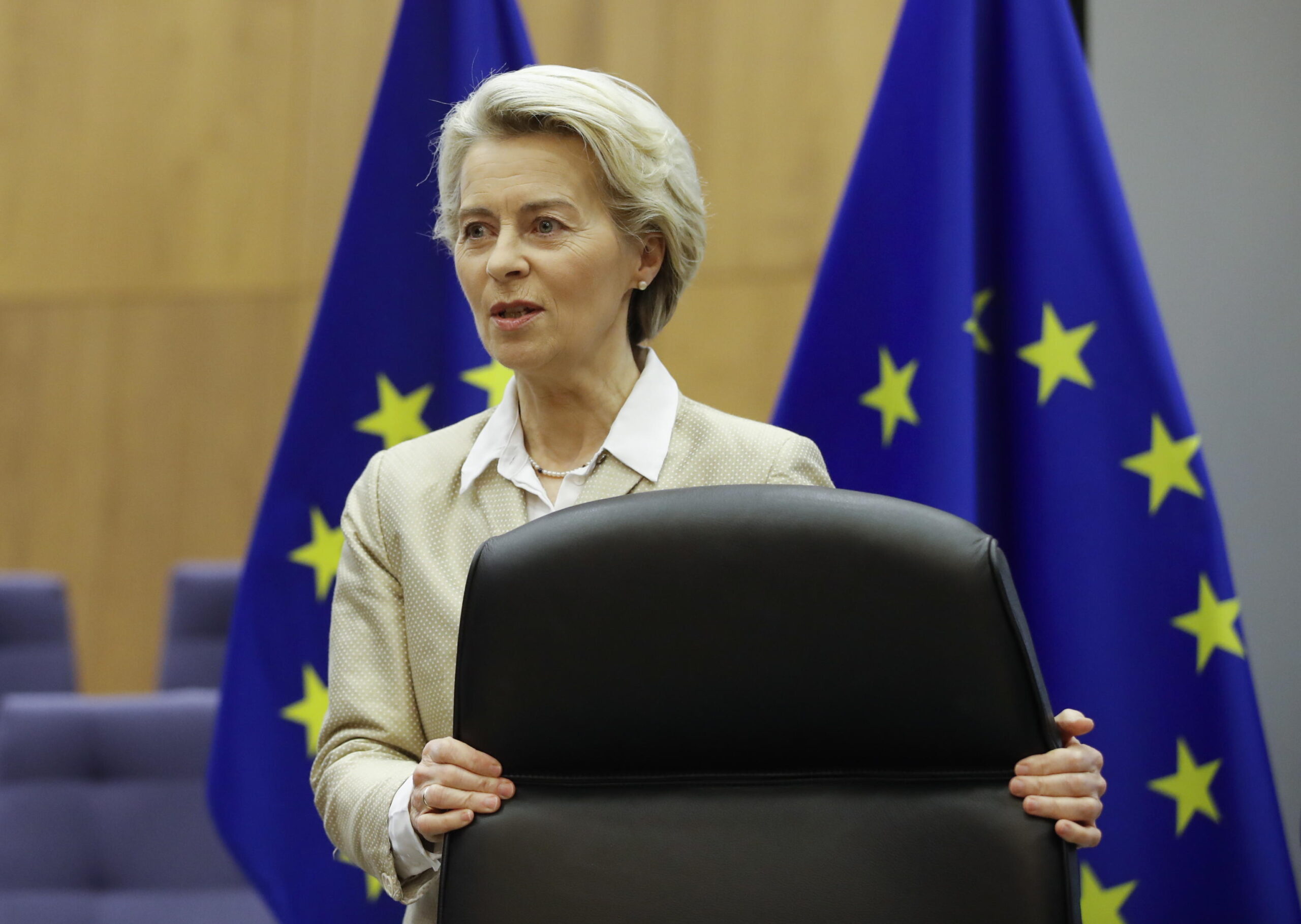 epa10483076 European Commission President Ursula von der Leyen arrives to preside over the European Commission weekly college meeting in Brussels, Belgium, 22 February 2023.  EPA/OLIVIER HOSLET