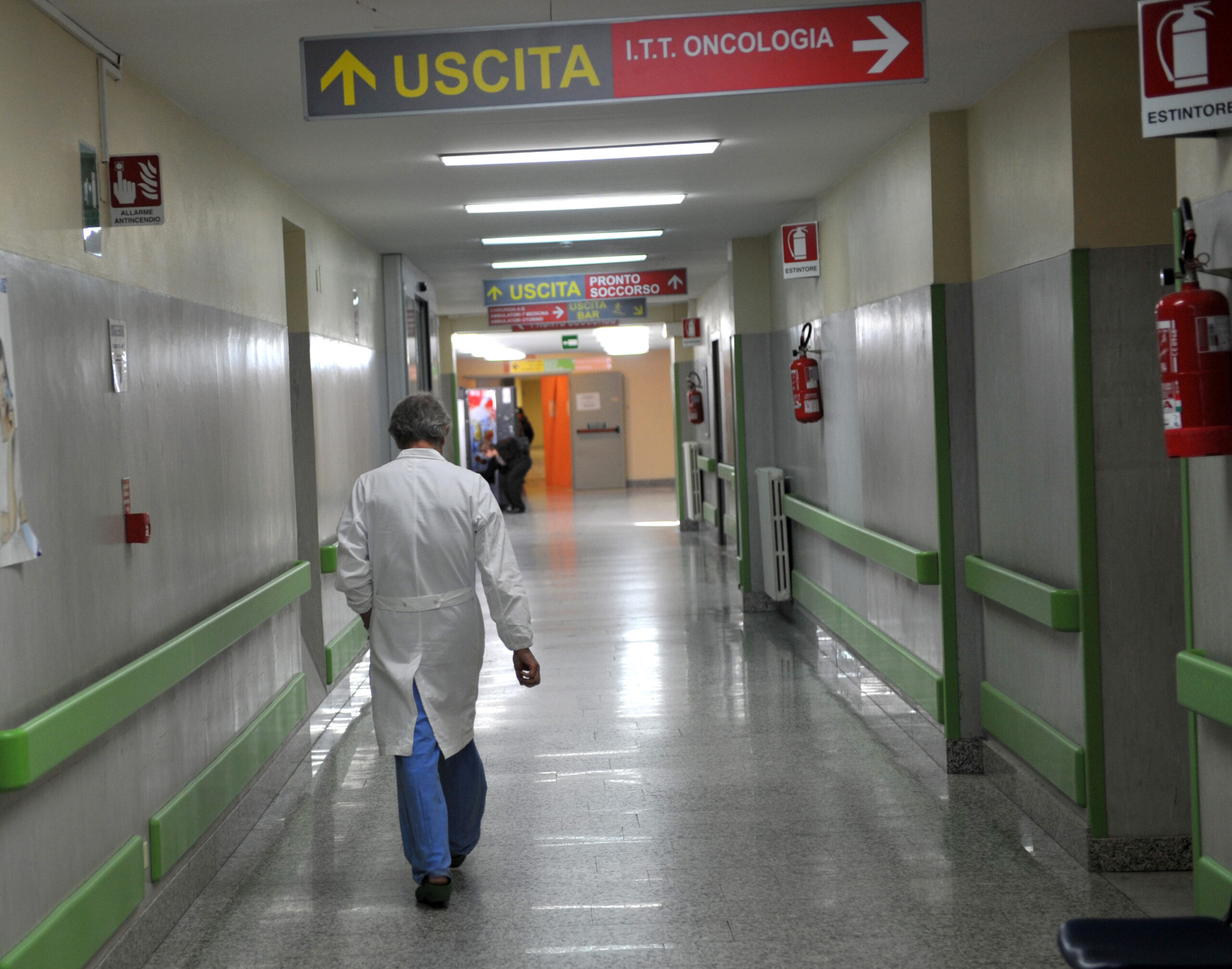 Verso il via libera a medici e infermieri con titolo estero negli ospedali: così il governo prova a ridurre la carenza di personale come in pandemia