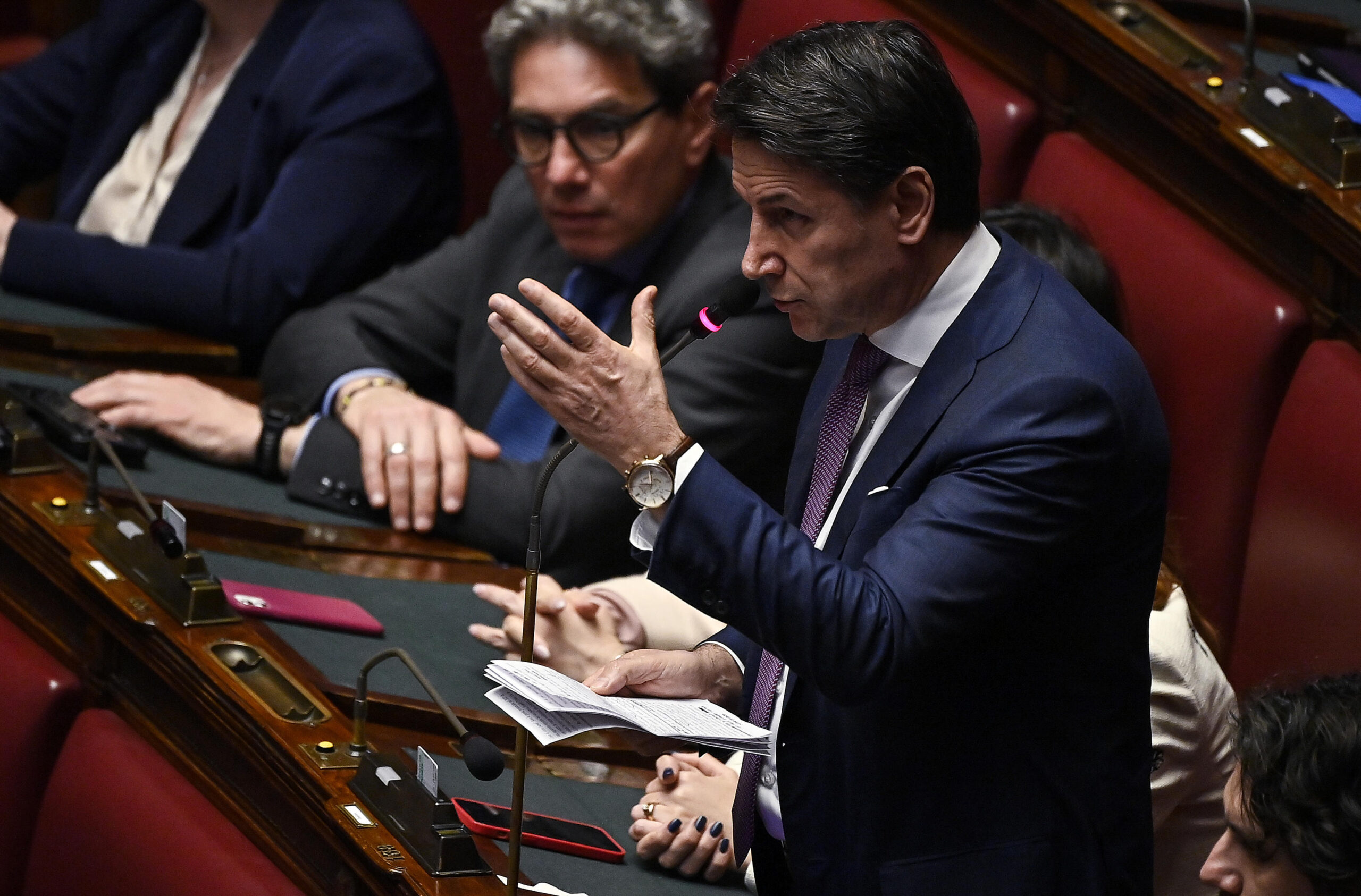Conte attacca il governo sul caso Anastasio ma scivola sul Ventennio: «Quel discorso di Mussolini sul delitto Andreotti…» – Il video