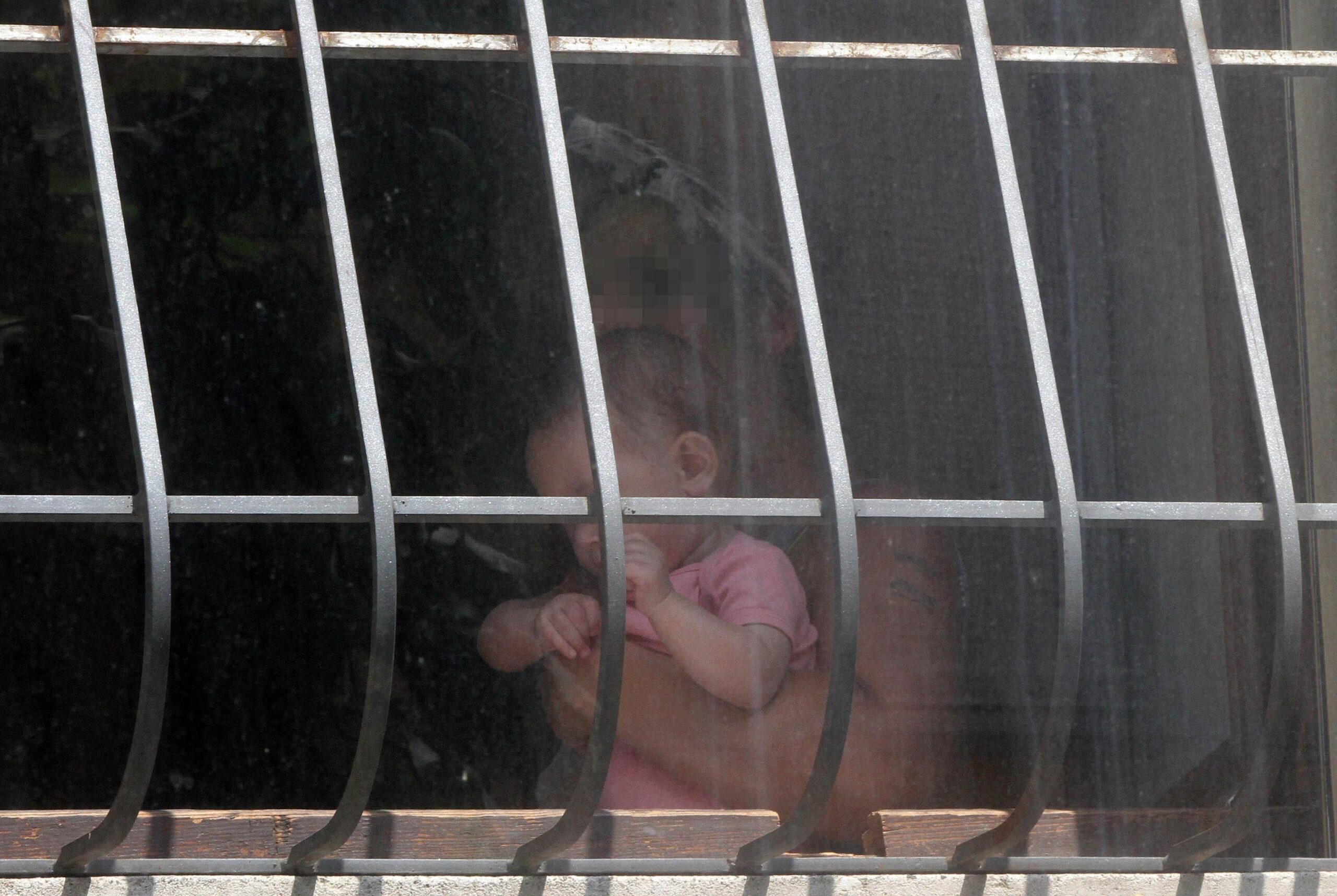 Scontro sulle carceri, il Pd ritira la norma sulle madri detenute. Salvini: «Vogliono le borseggiatrici rom libere»