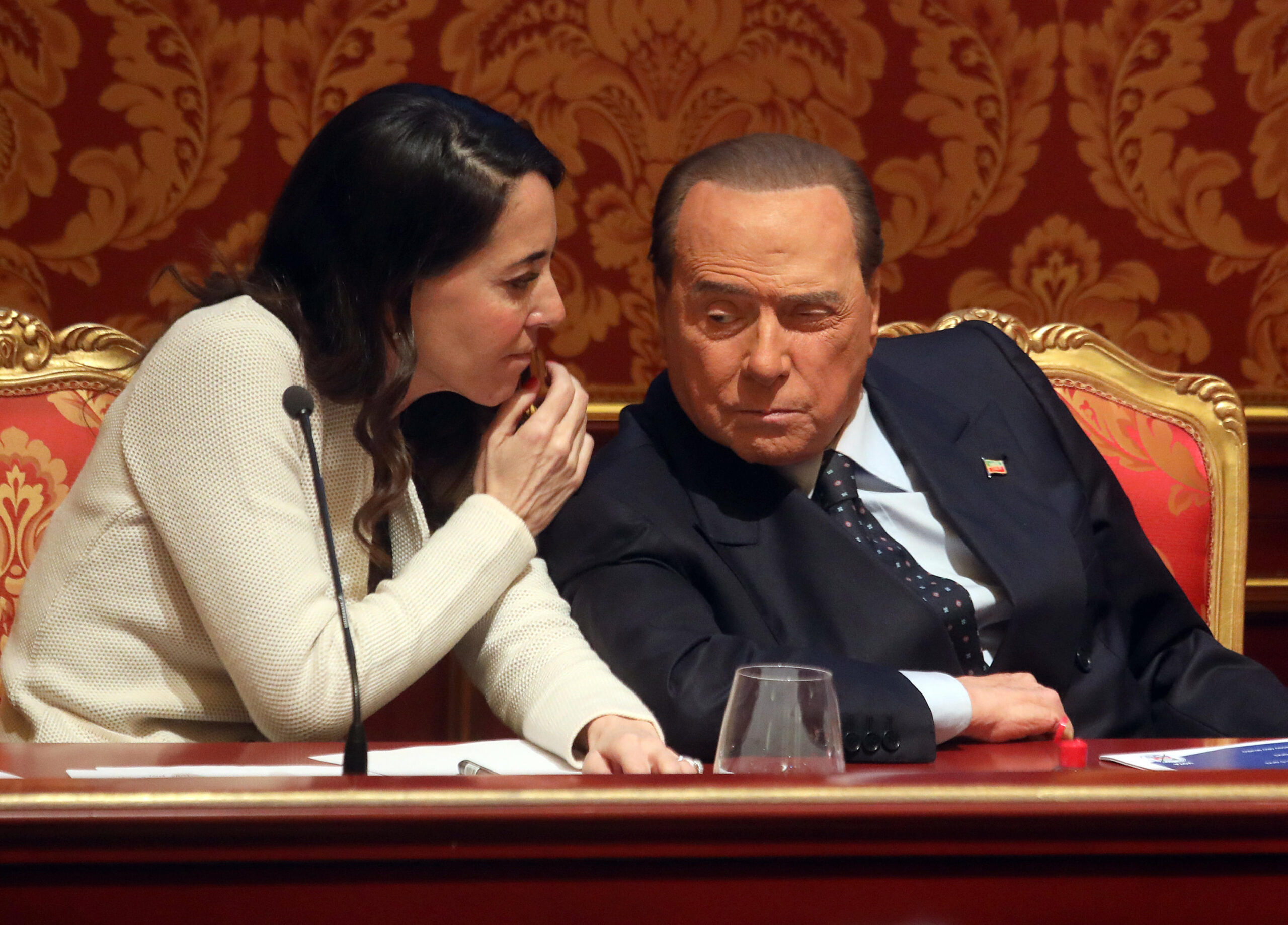 Berlusconi promuove Cattaneo a vicecoordinatore del partito, ma lo rimuove da capogruppo. A Ronzulli viene tolta la guida della Lombardia