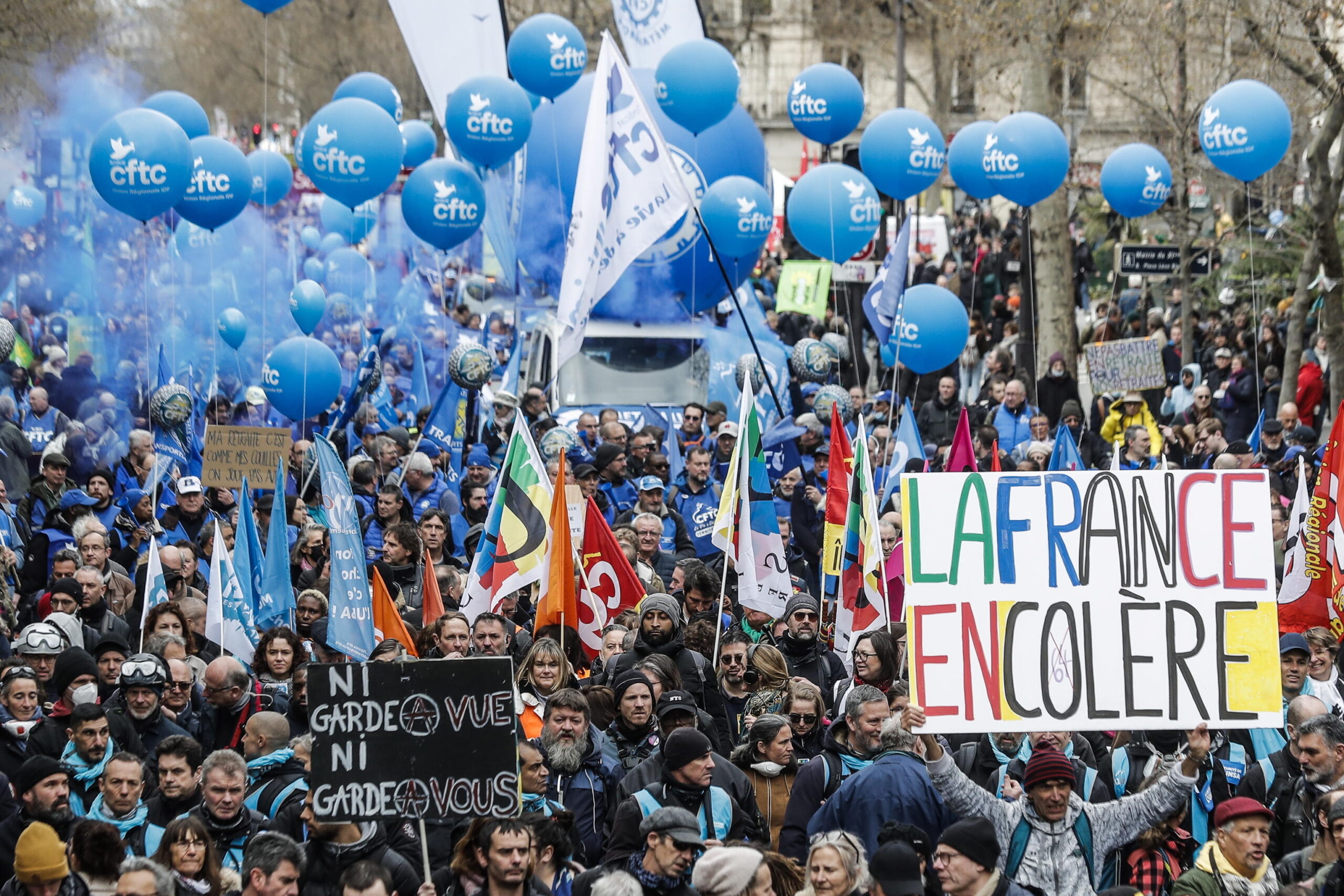 Francia, allerta massima per le nuove proteste in piazza contro la riforma delle pensioni: mobilitati oltre 5mila poliziotti. Tornano al lavoro i netturbini di Parigi