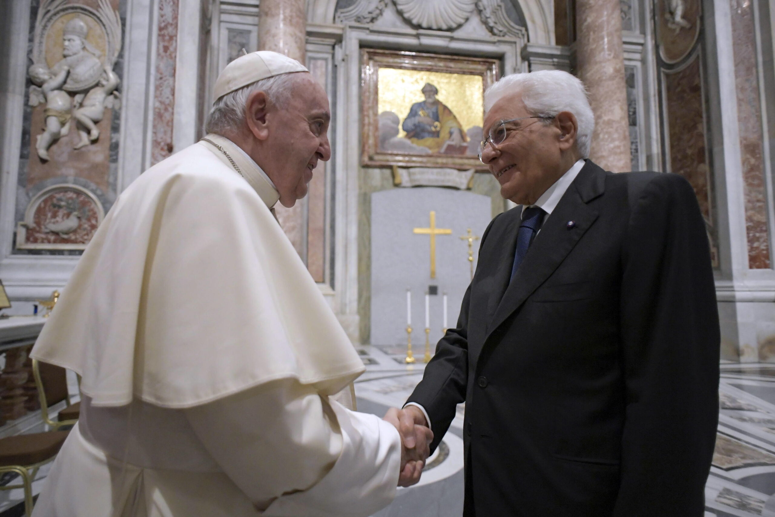 Papa Francesco al Gemelli, gli auguri di pronta guarigione di Mattarella e la preoccupazione di Biden per la salute del Pontefice – Il video