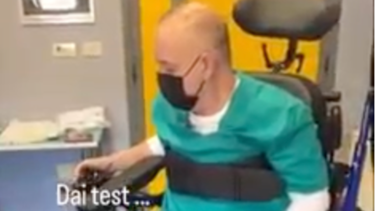 La storia di Alfonso Rosito, il chirurgo con paralisi alle gambe che opera grazie a una sedia verticalizzante elettronica – Il video