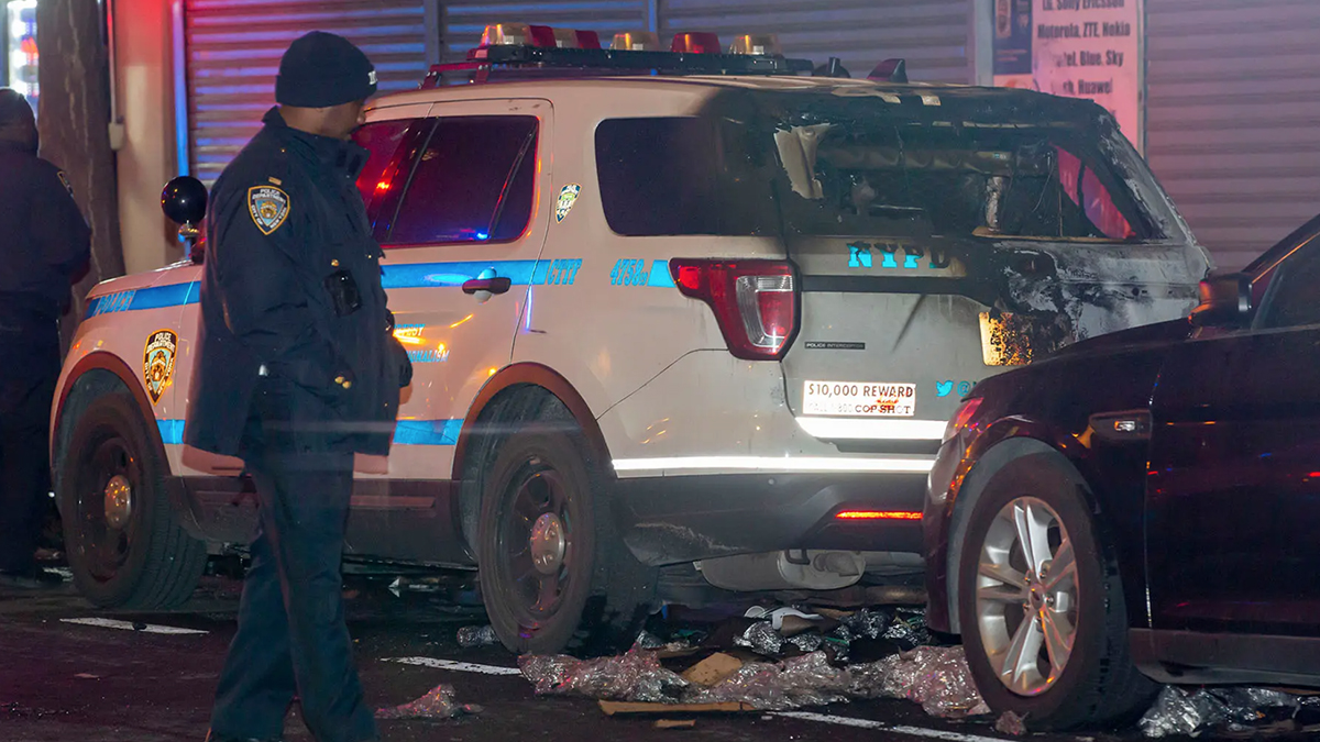 New York, due auto della polizia in fiamme. La città in allerta per la possibile incriminazione di Trump