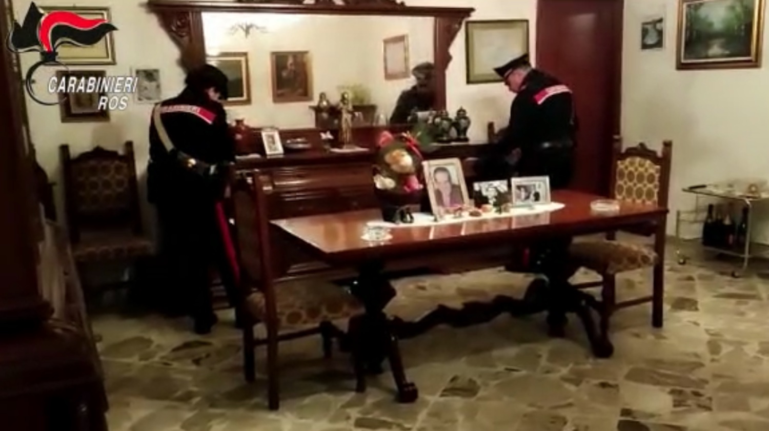 Dentro la casa di Rosalia Messina Denaro, l’omaggio vistoso al fratello in salotto – Il video