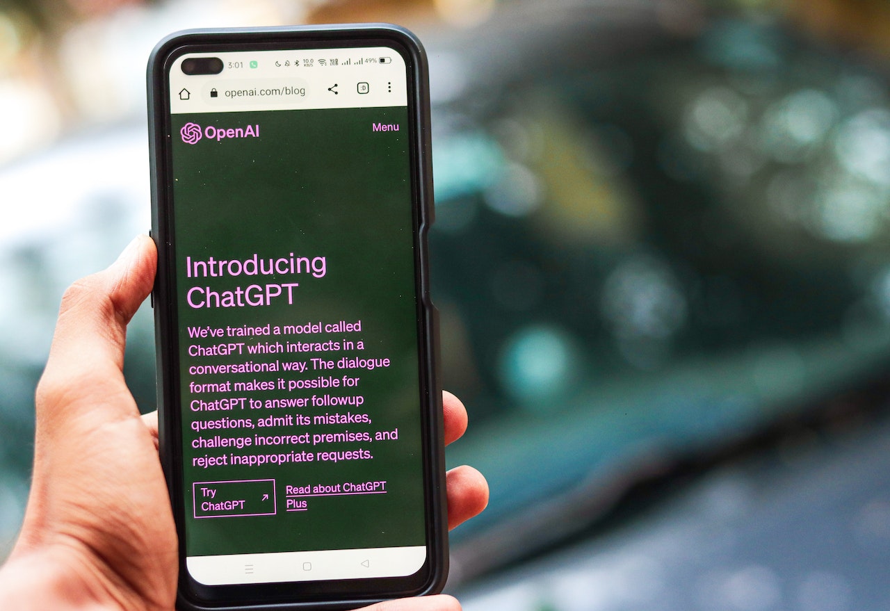 ChatGPT also lands on smartphones and challenges Google: «With us, accurate information without ads or multiple results»