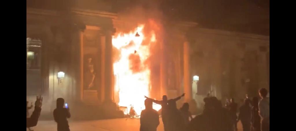 Proteste in Francia, in fiamme l’ingresso del municipio di Bordeaux – Il video