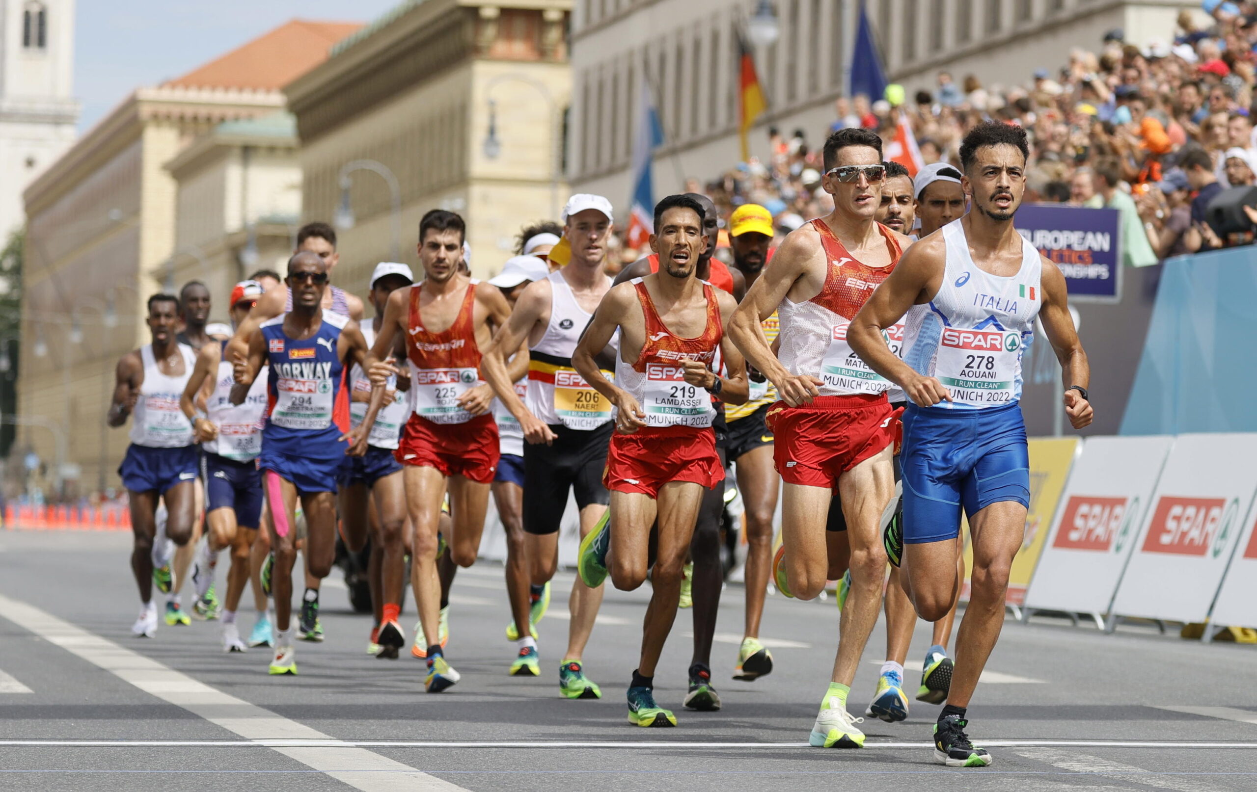 Gli insulti razzisti al maratoneta azzurro Iliass Aouani: «Non sei italiano». Lui risponde: «I veri italiani non sono razzisti»
