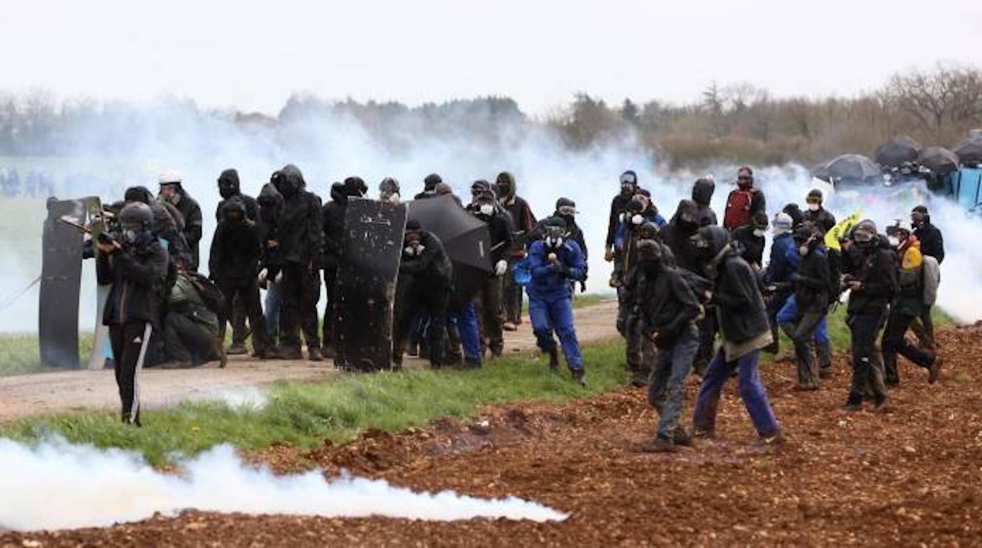 Francia, manifestanti in coma dopo gli scontri a Sainte Soline con la polizia: le famiglie denunciano per tentato omicidio. Indaga il Difensore dei diritti
